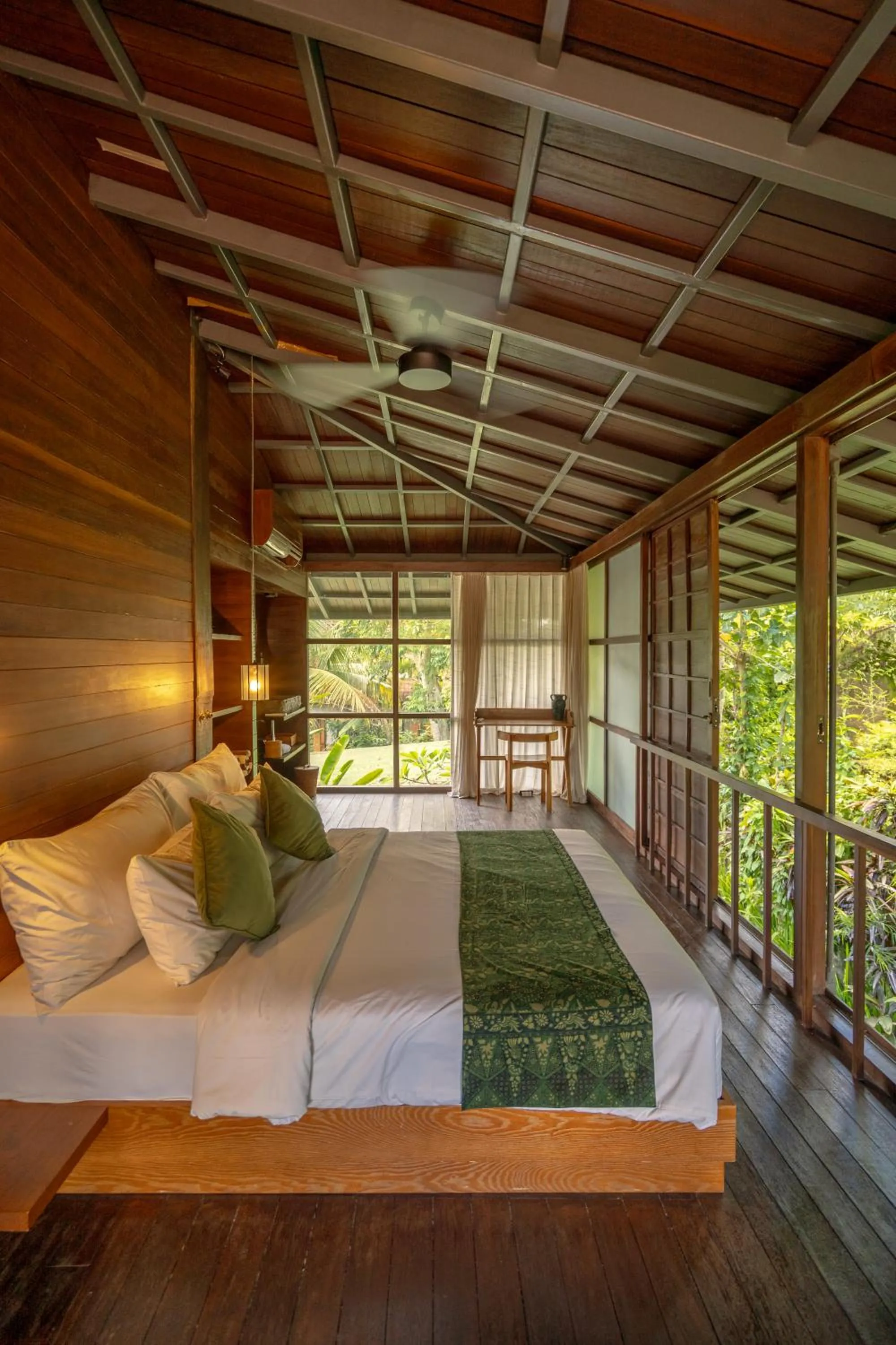 Bed in Grün Ubud