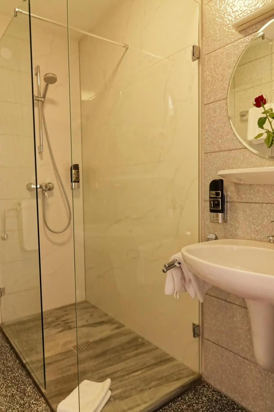 Shower in Hotel-Restaurant Zum Kirschbaum