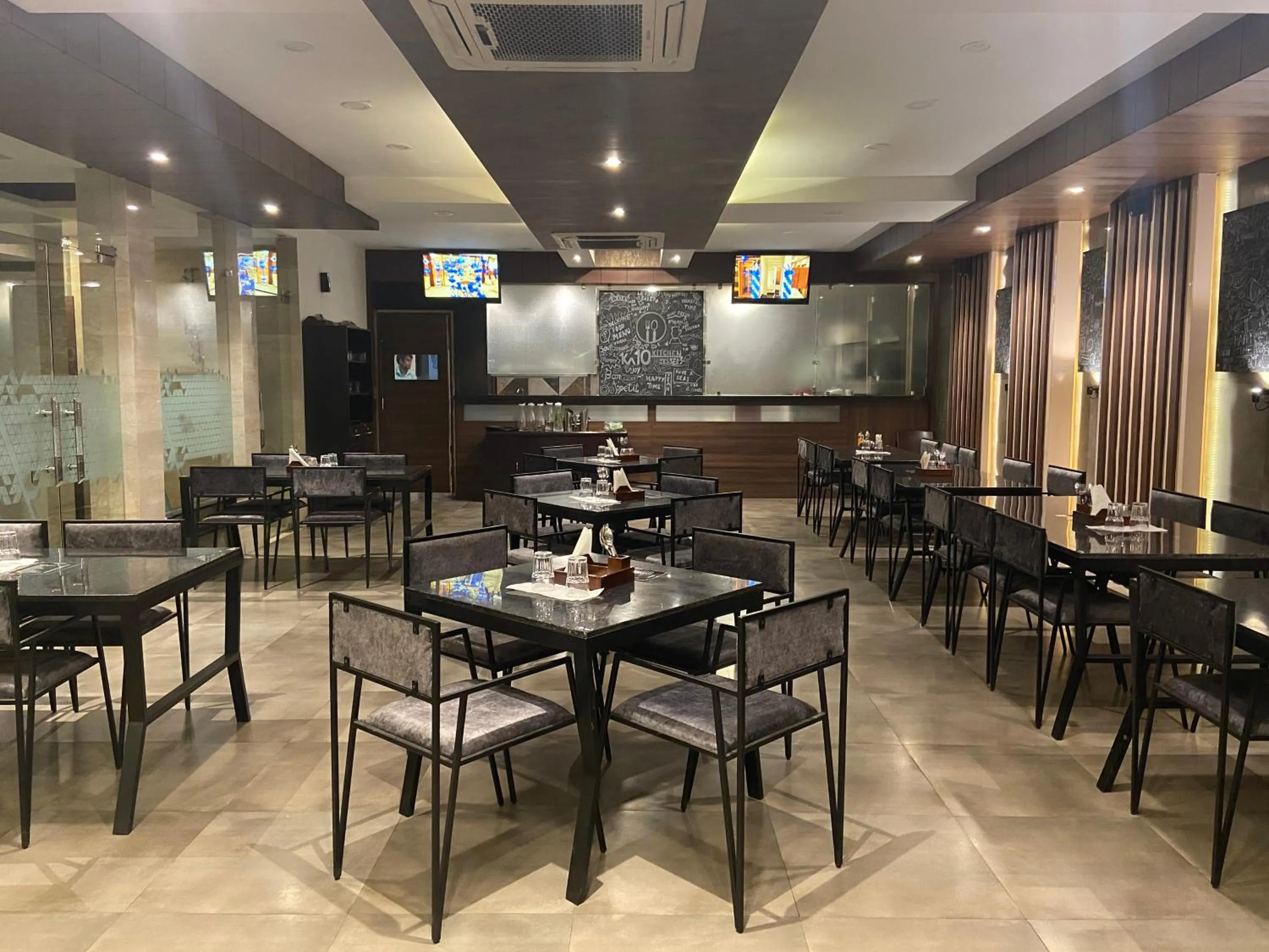 Restaurant/places to eat in Ka10 SQUARE HOTEL & BANQUETS