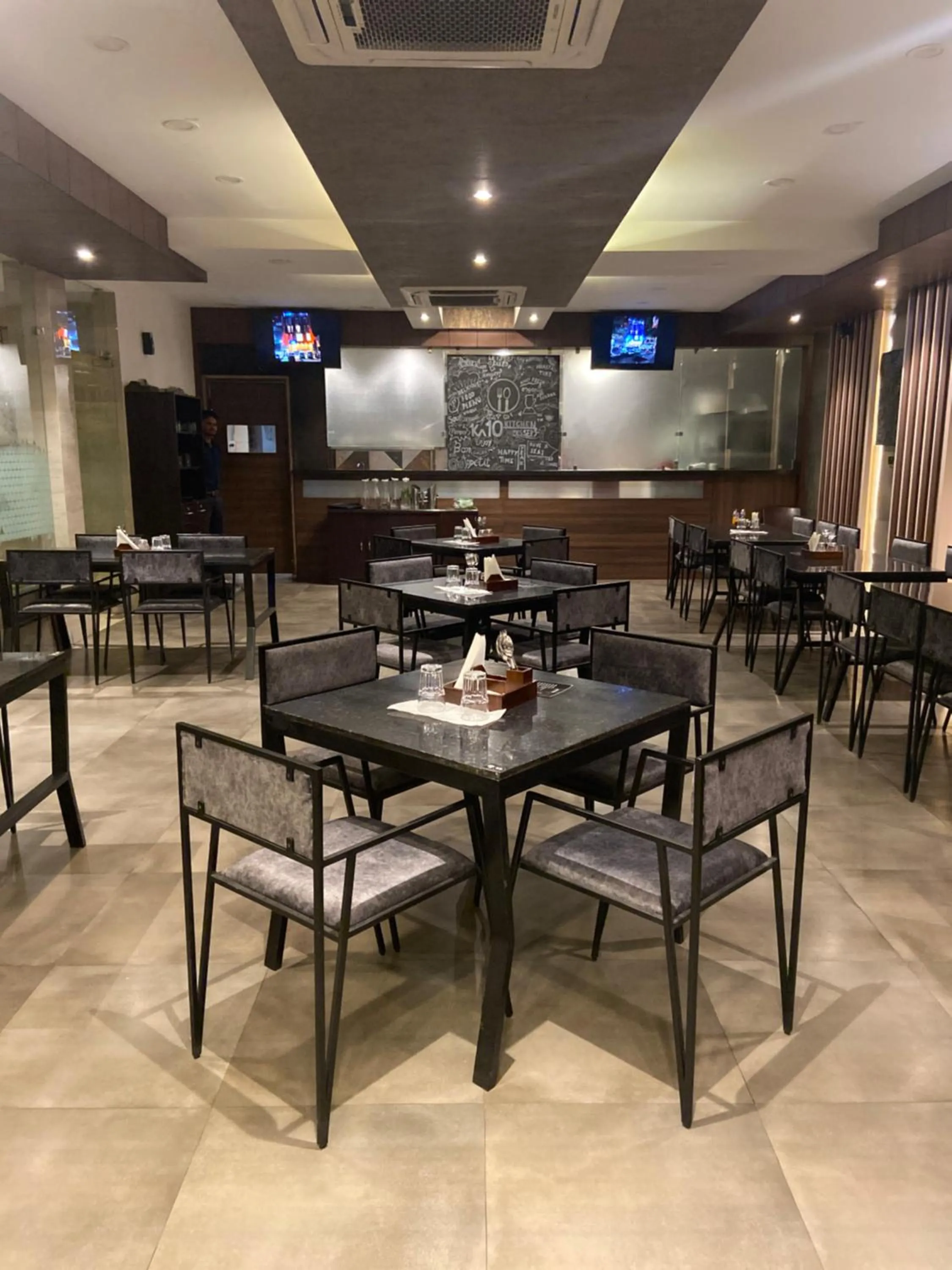 Restaurant/places to eat in Ka10 SQUARE HOTEL & BANQUETS