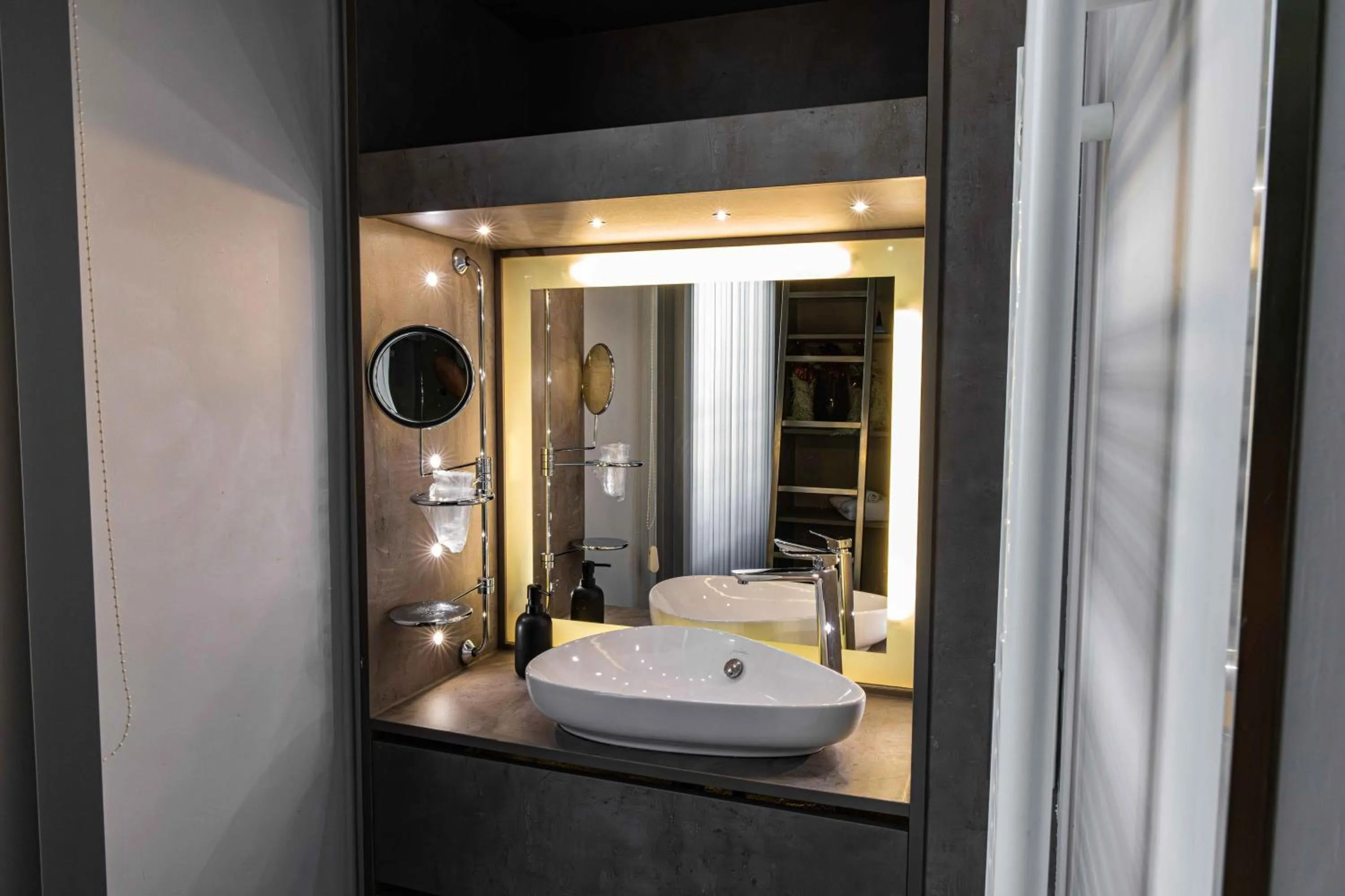 Bathroom in les jardins de la fontaine