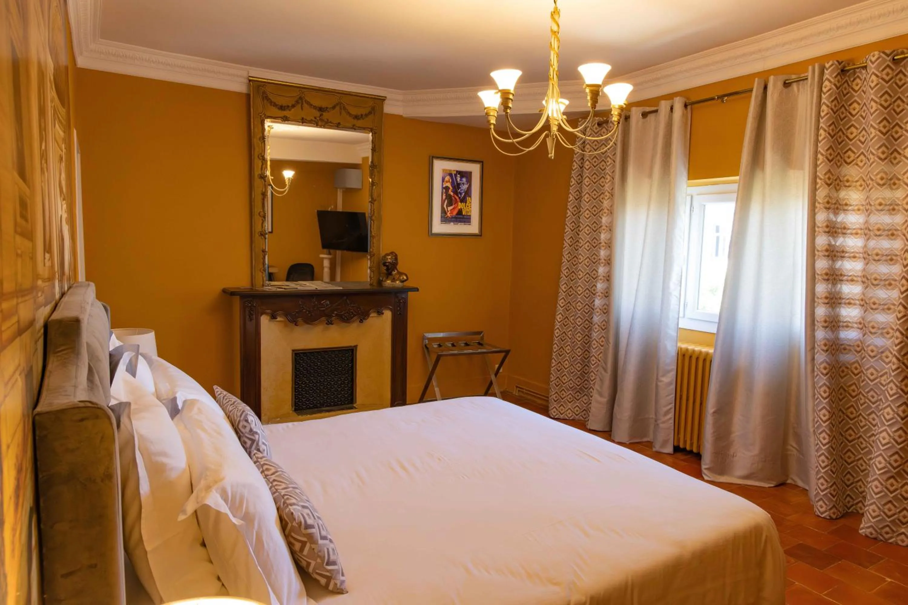 Photo of the whole room, Bed in les jardins de la fontaine