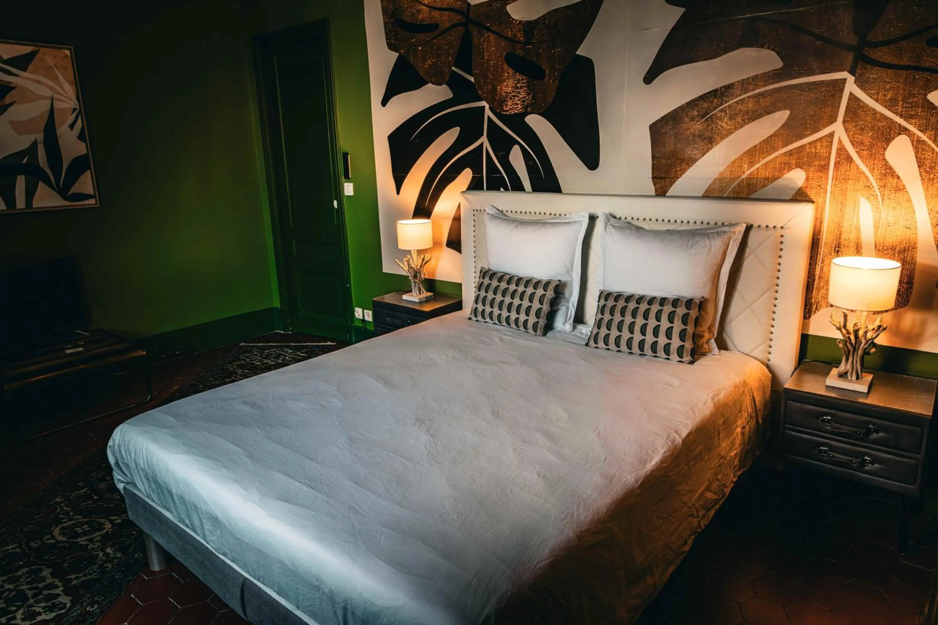 Photo of the whole room, Bed in les jardins de la fontaine
