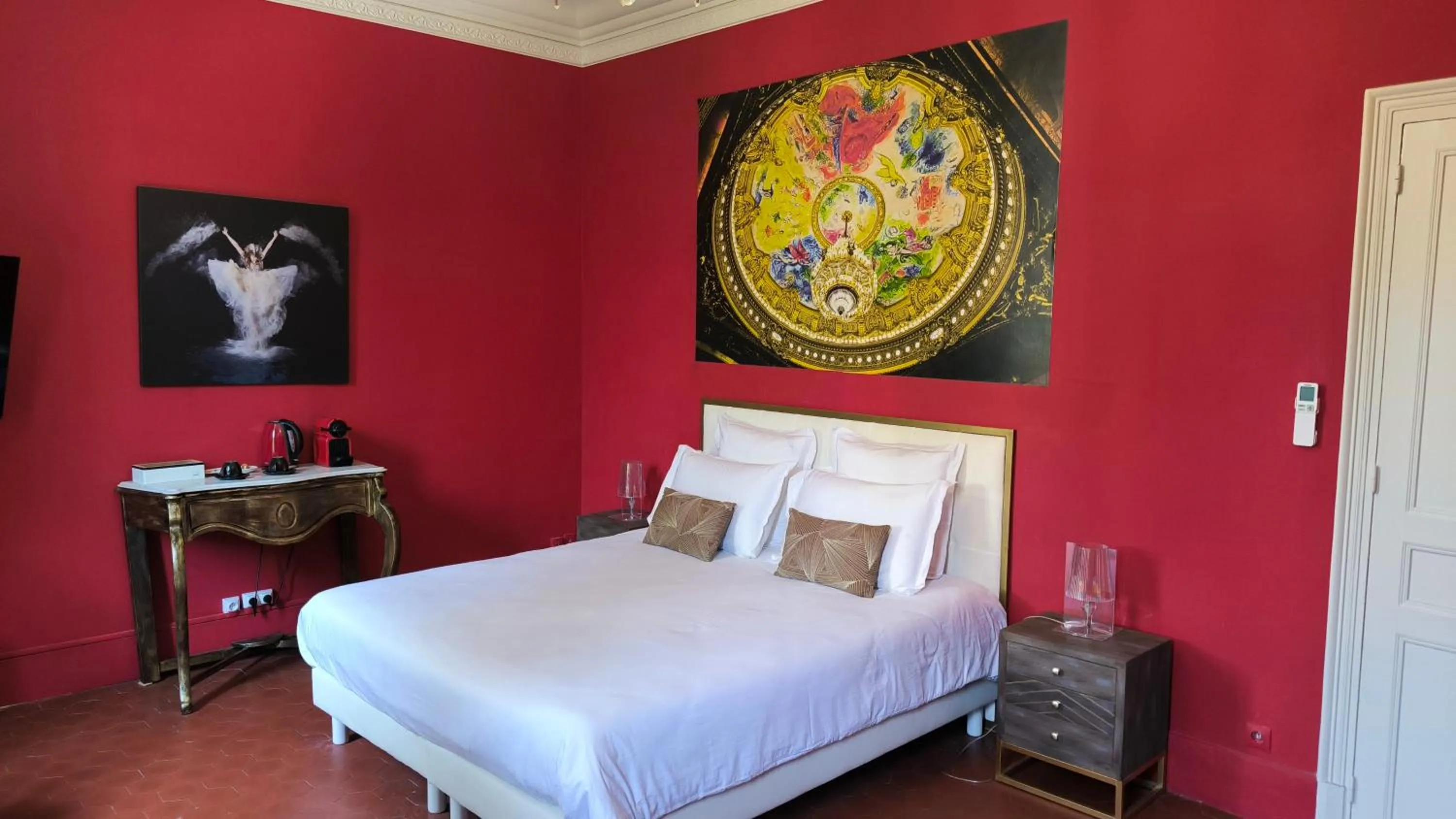 Photo of the whole room, Bed in les jardins de la fontaine