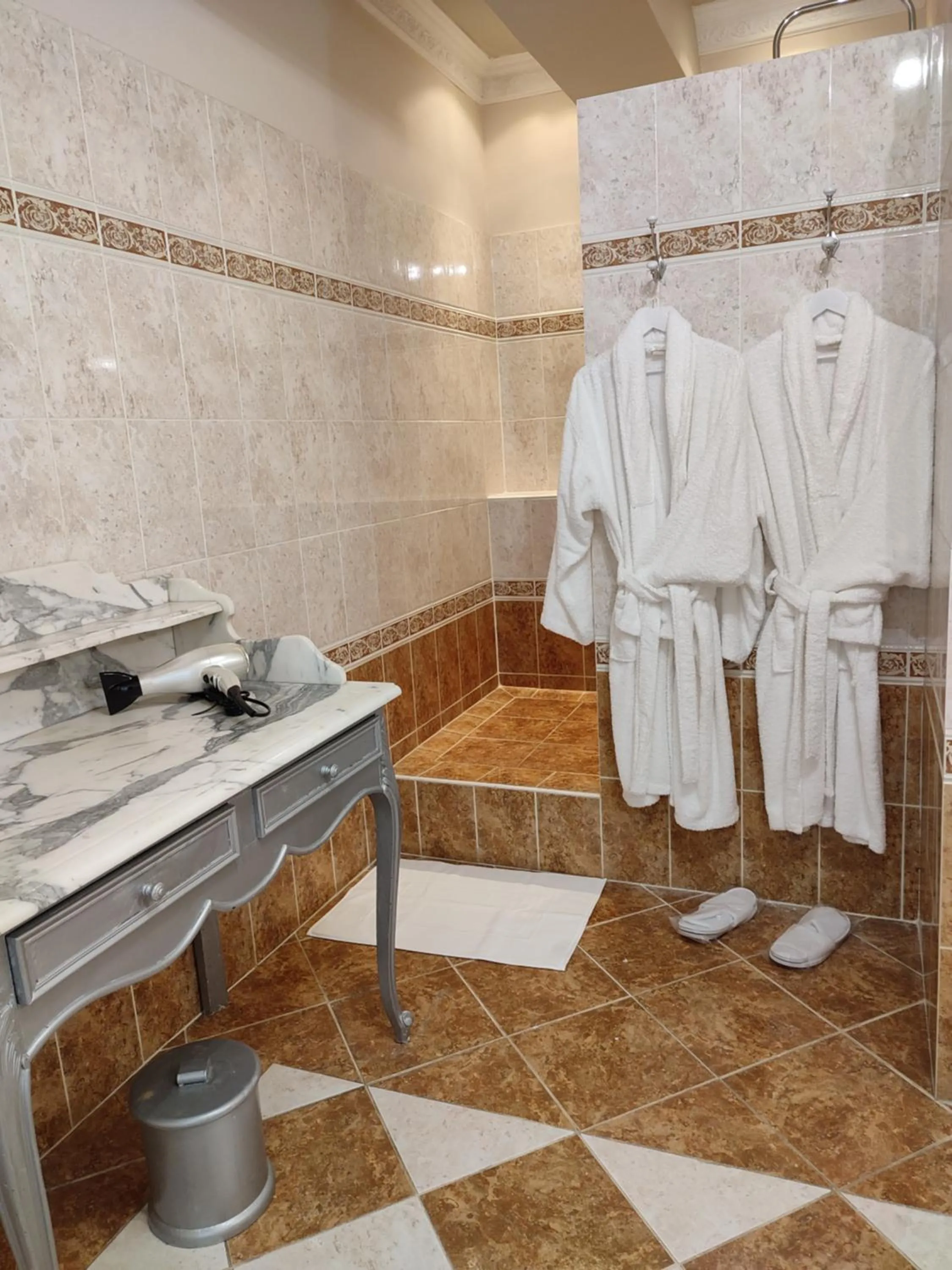 Bathroom in les jardins de la fontaine
