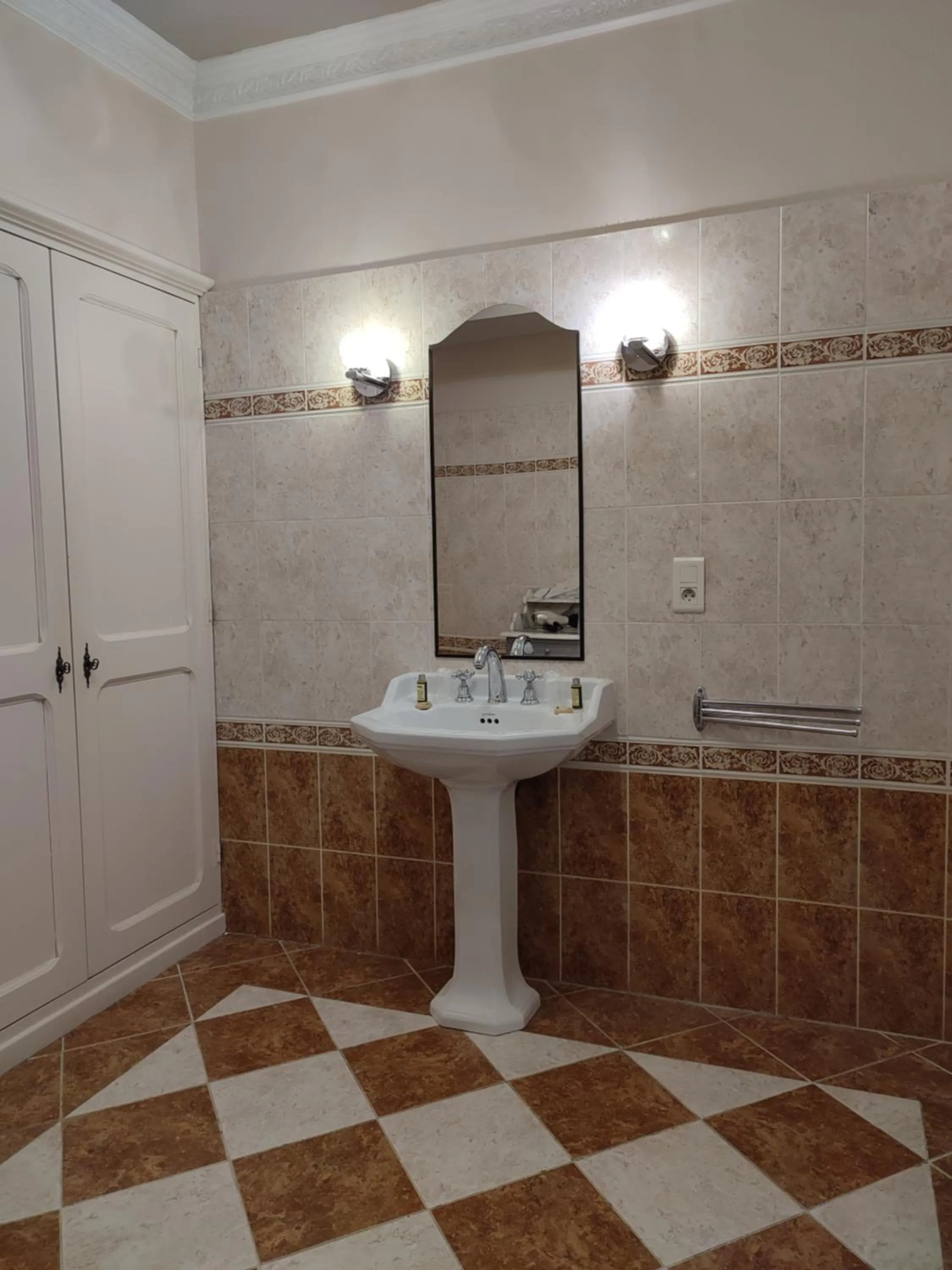 Bathroom in les jardins de la fontaine