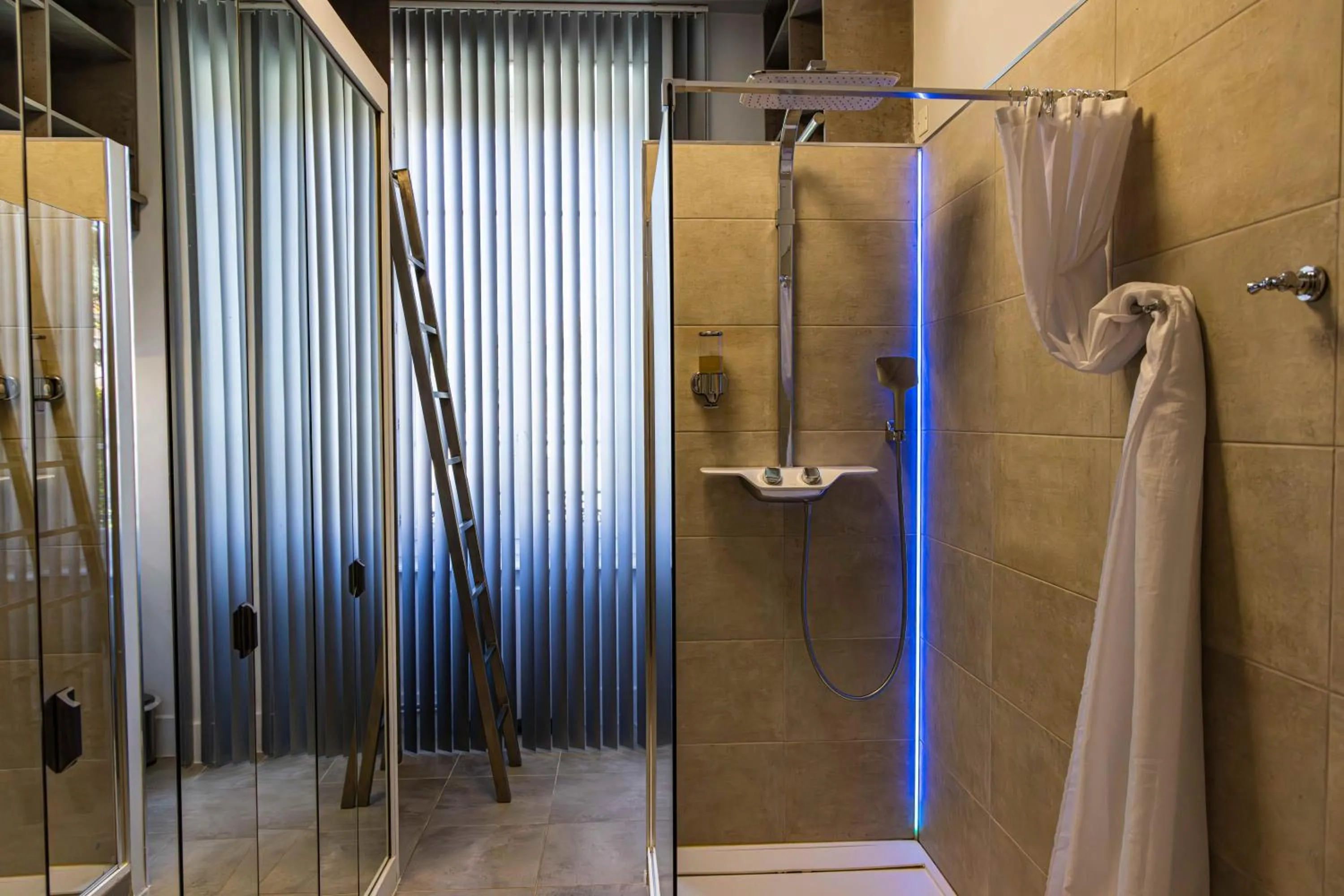 Bathroom in les jardins de la fontaine