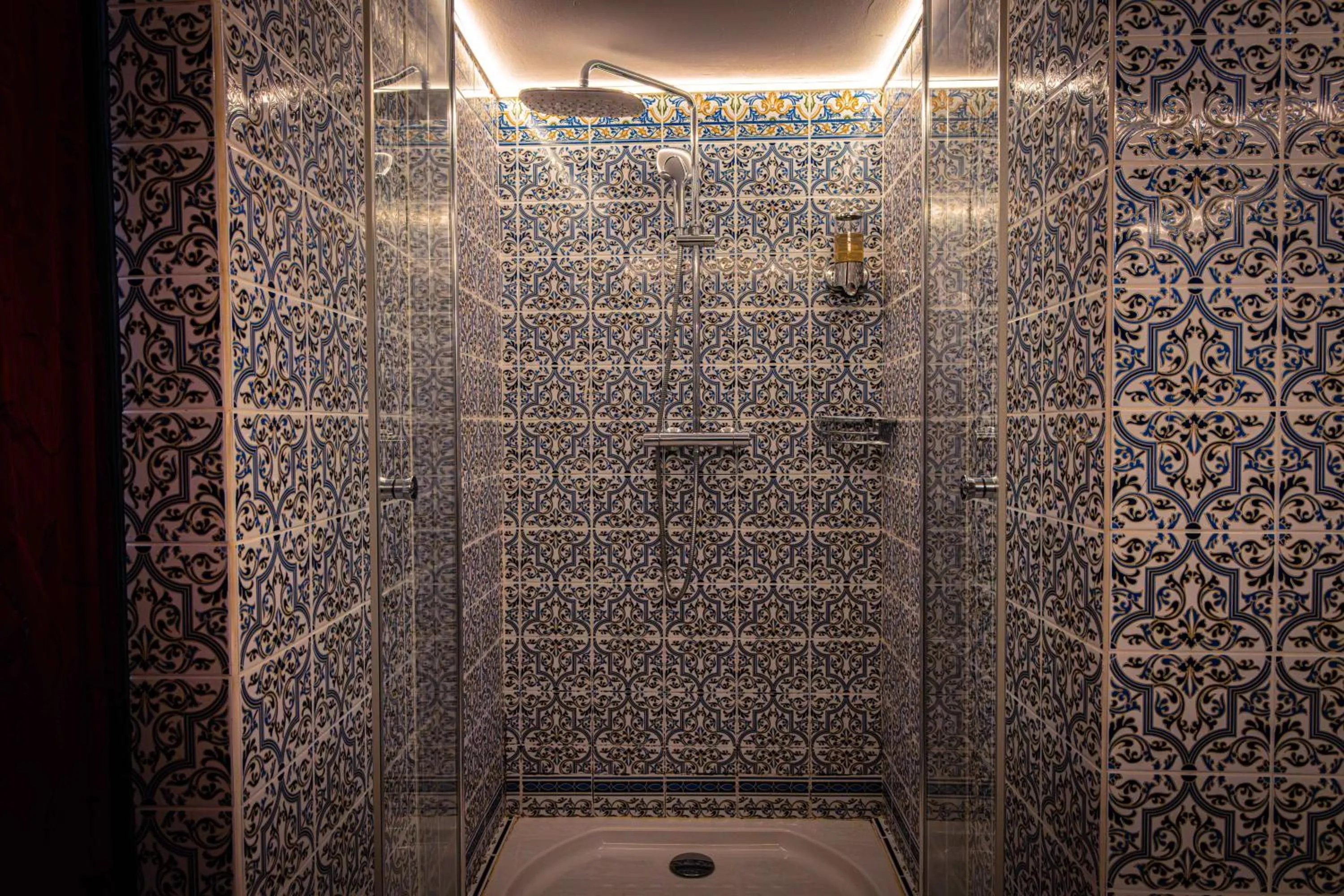 Shower in les jardins de la fontaine