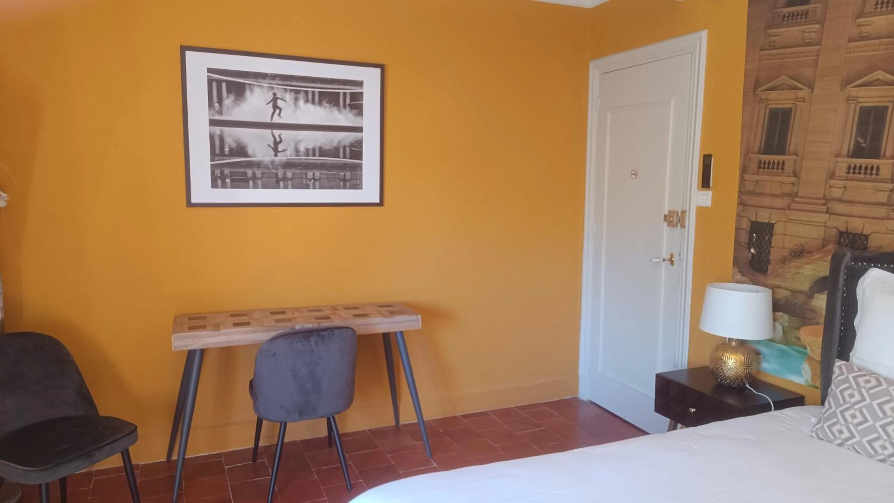 Photo of the whole room, Bed in les jardins de la fontaine