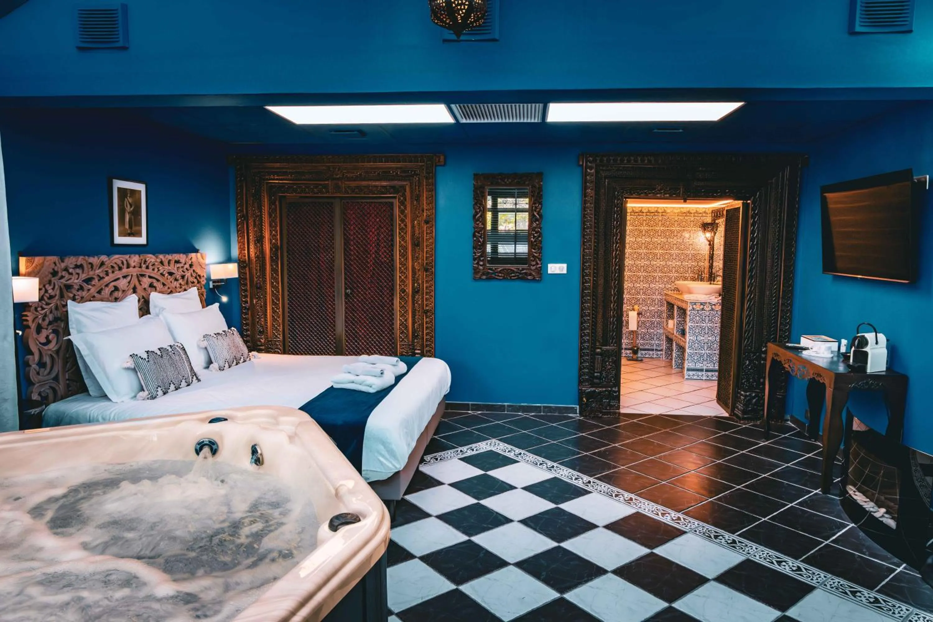 Photo of the whole room, Bed in les jardins de la fontaine