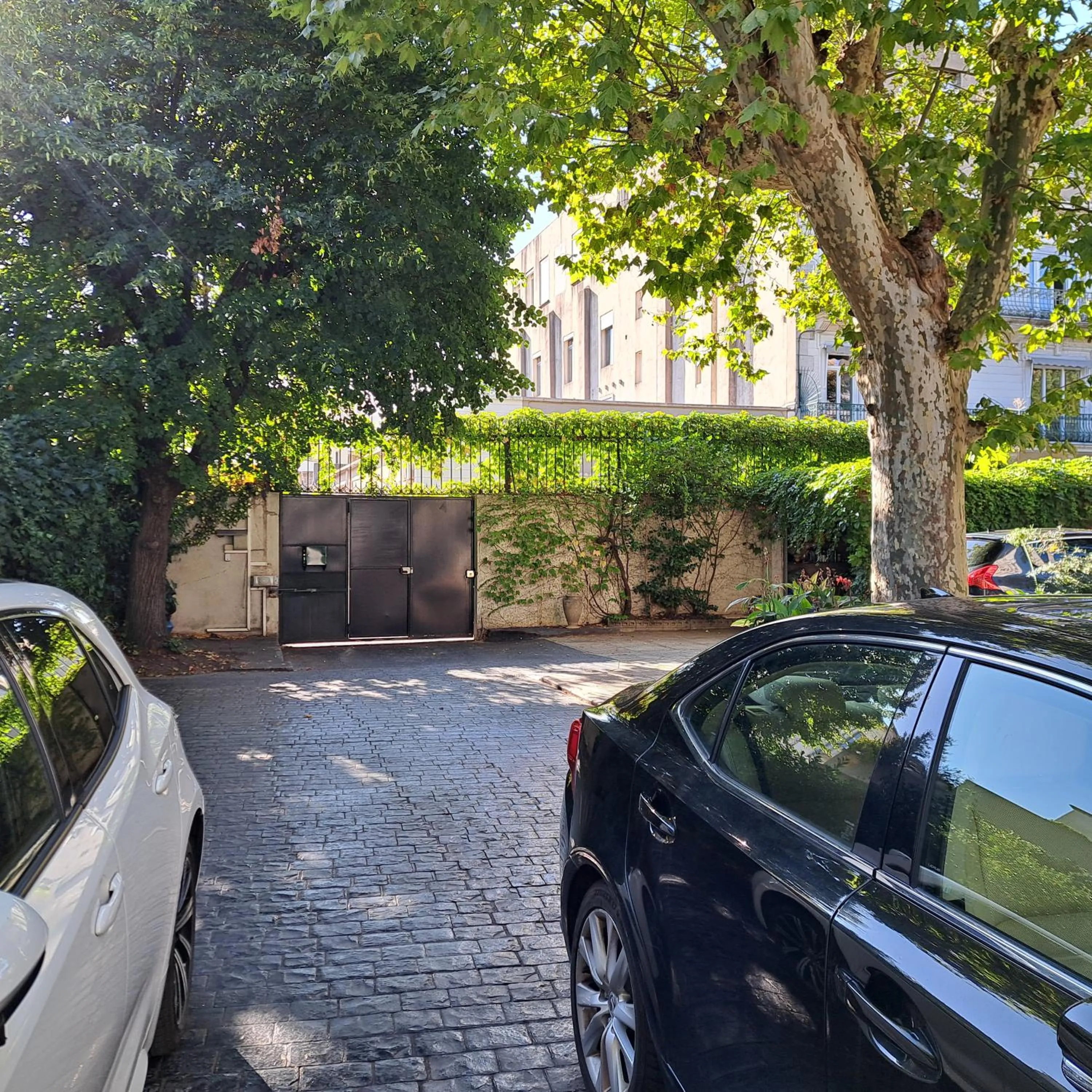 Parking in les jardins de la fontaine