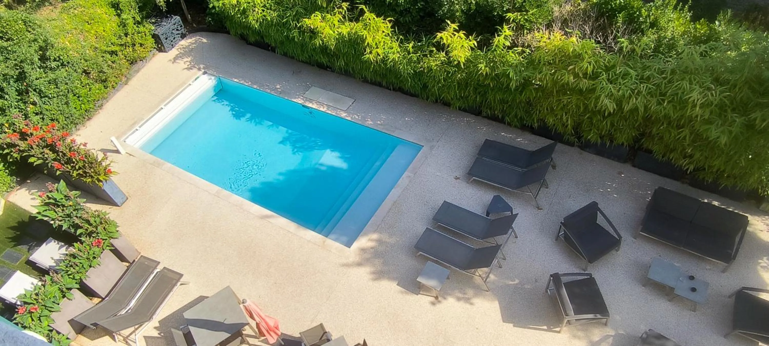 Swimming pool in les jardins de la fontaine