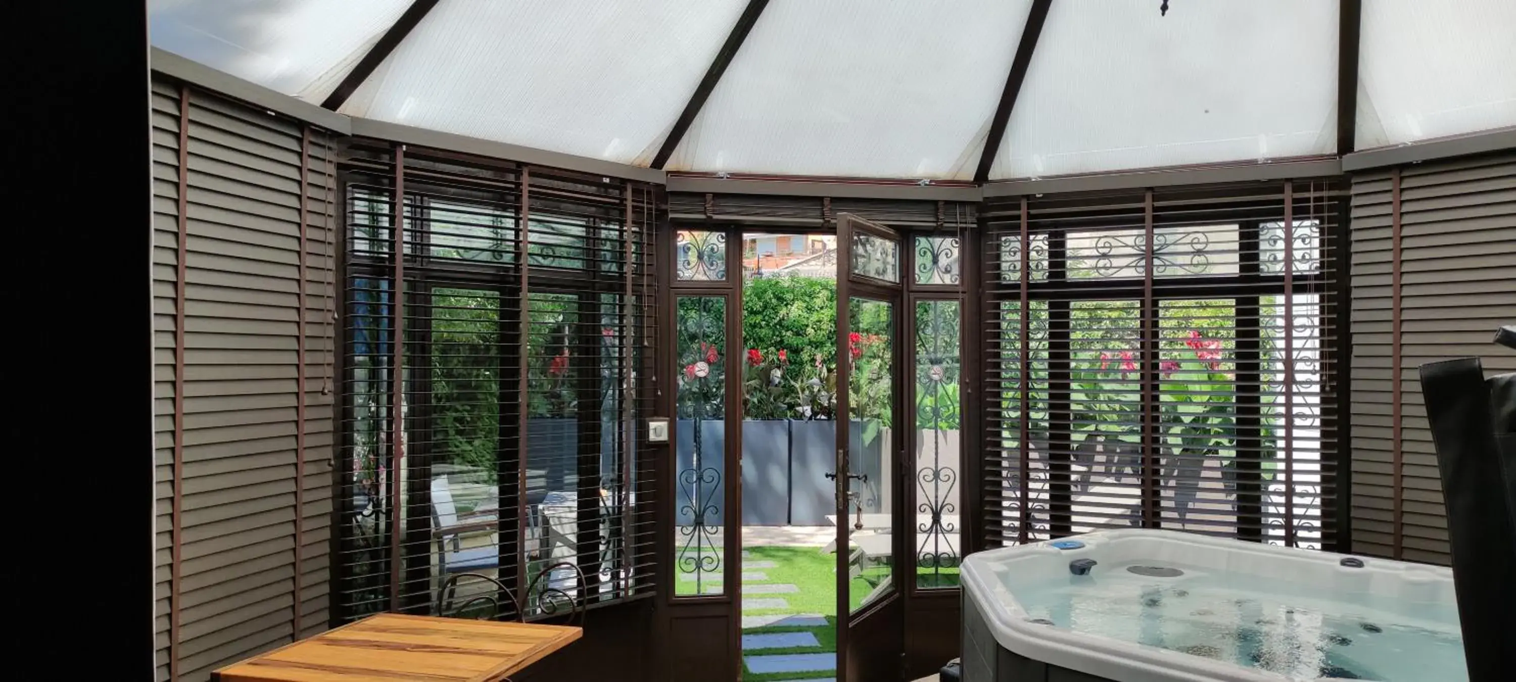 King Room with Spa Bath in les jardins de la fontaine King Room with Spa Bath in les jardins de la fontaine