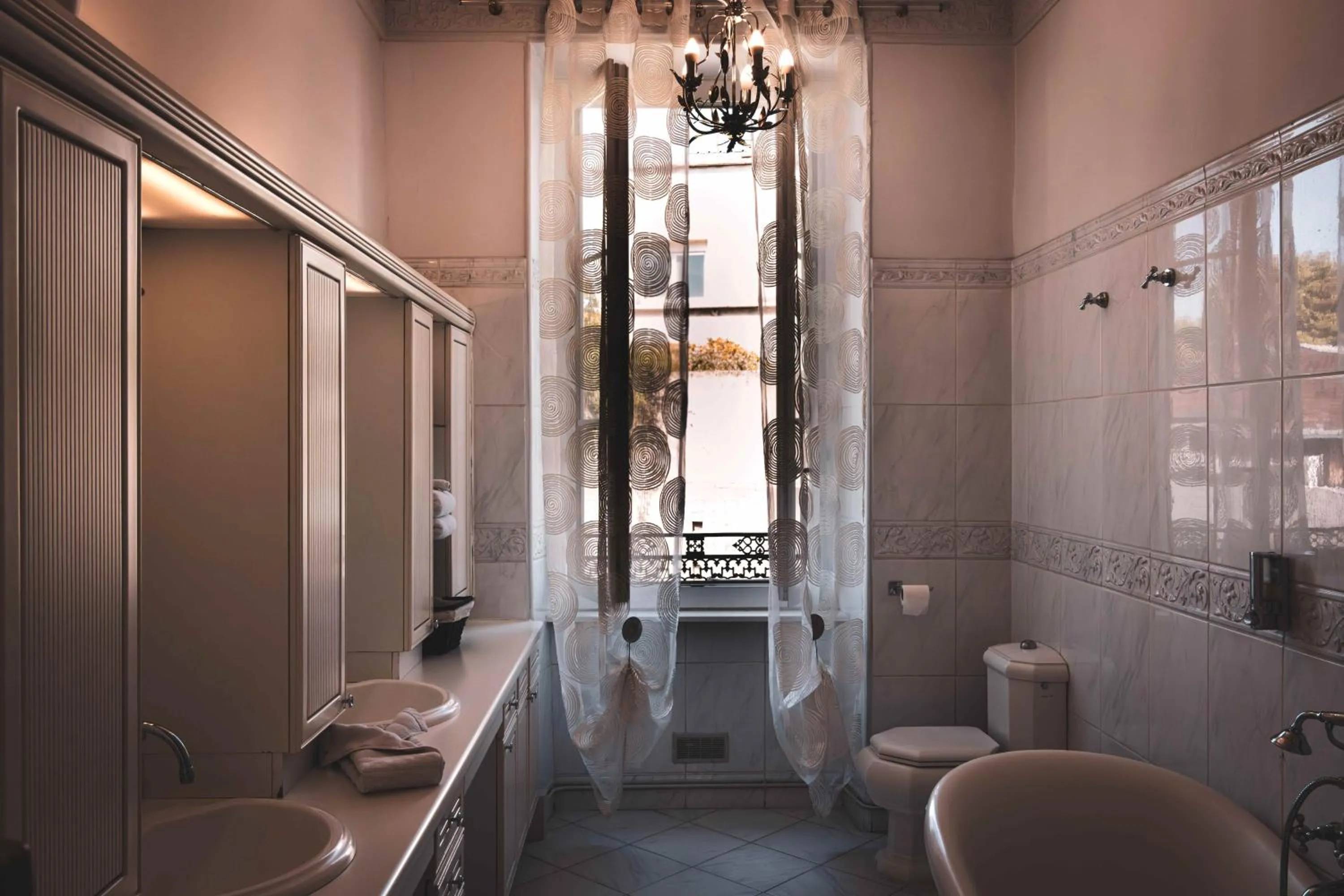 Bathroom in les jardins de la fontaine