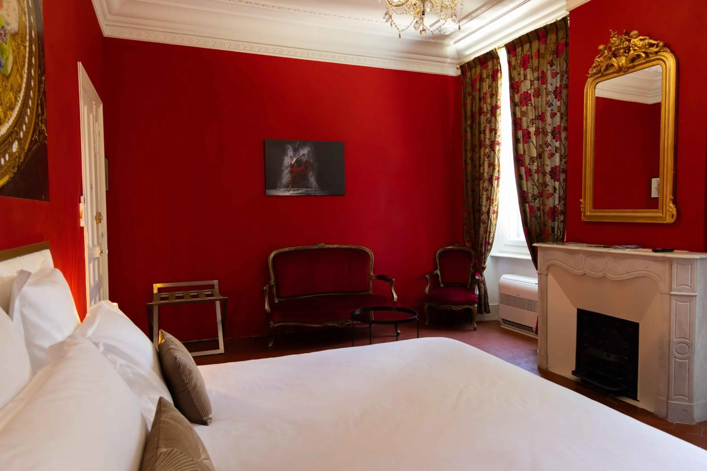 Photo of the whole room, Bed in les jardins de la fontaine
