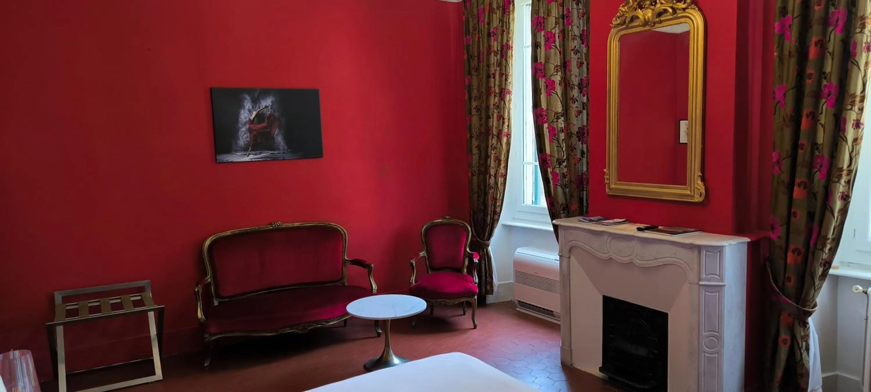 Bedroom in les jardins de la fontaine