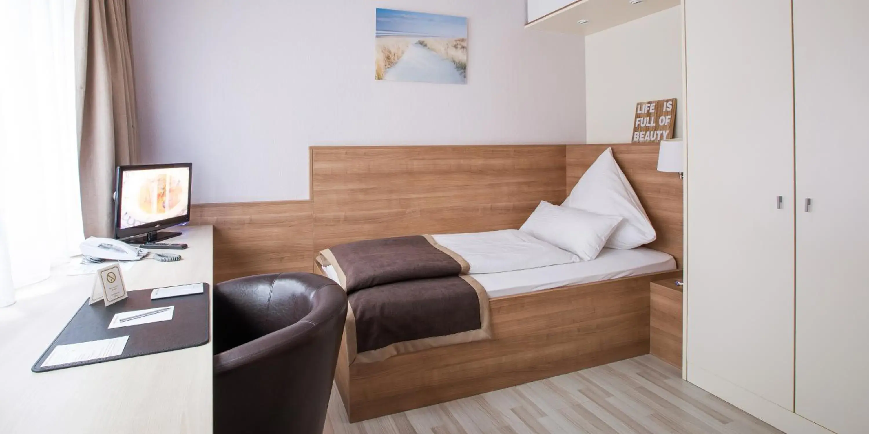 Single Room in Hotel Hangelar Single Room in Hotel Hangelar