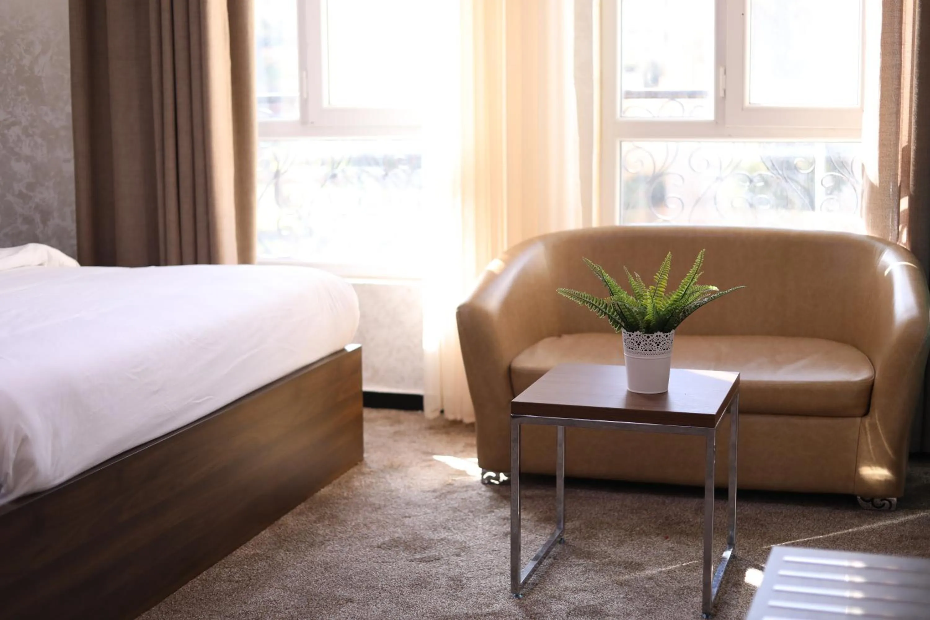 Seating area, Bed in The Castle Hotel