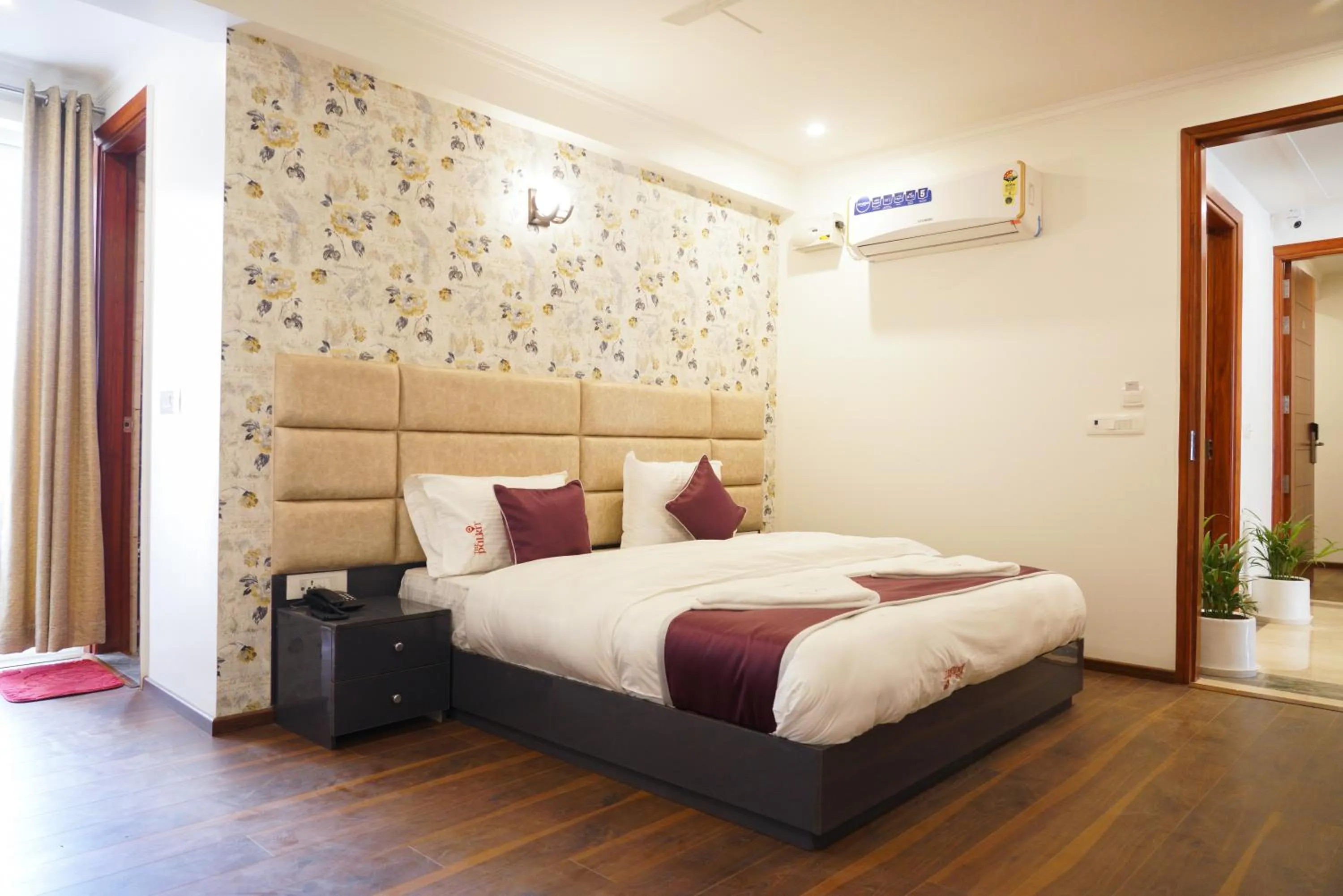 Bedroom, Bed in Lime Tree Hotel Pulkit Gurgaon-Artemis Hospital, Nearest Metro Huda City Centre