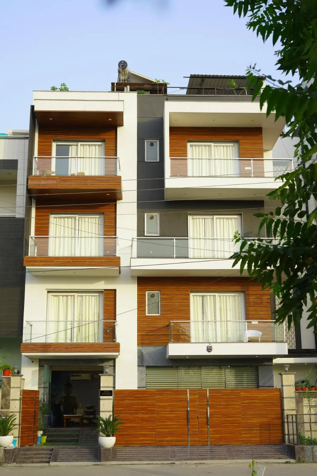 Property building in Lime Tree Hotel Pulkit Gurgaon-Artemis Hospital, Nearest Metro Huda City Centre