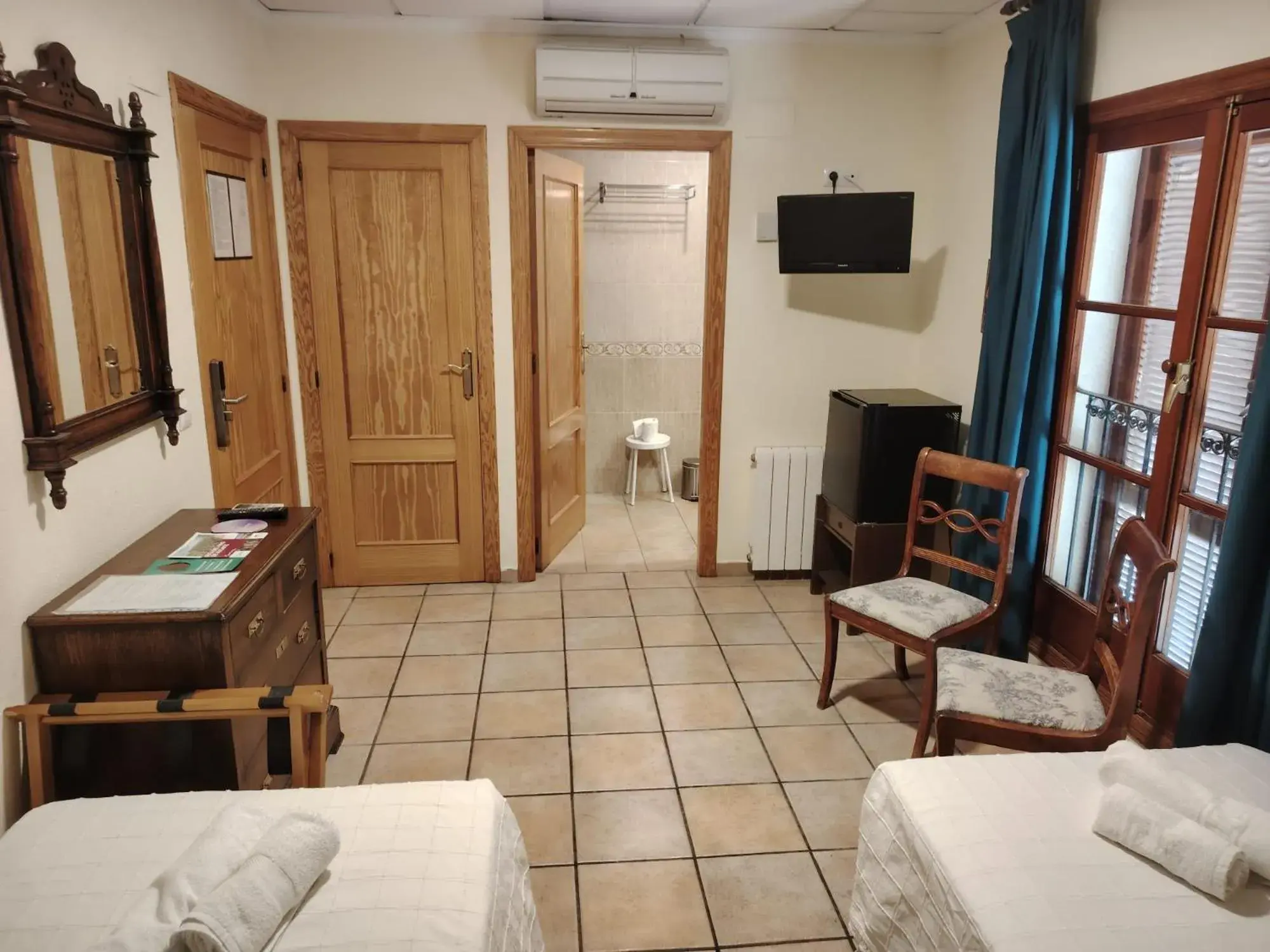 Budget Twin Room in Hotel Torre San Juan Budget Twin Room in Hotel Torre San Juan