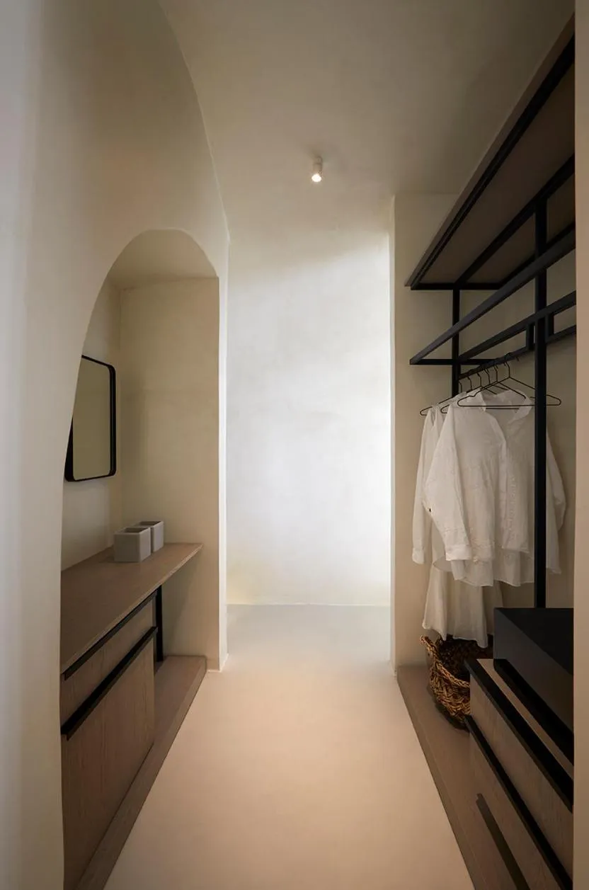 wardrobe, Bed in Atoles Retreat