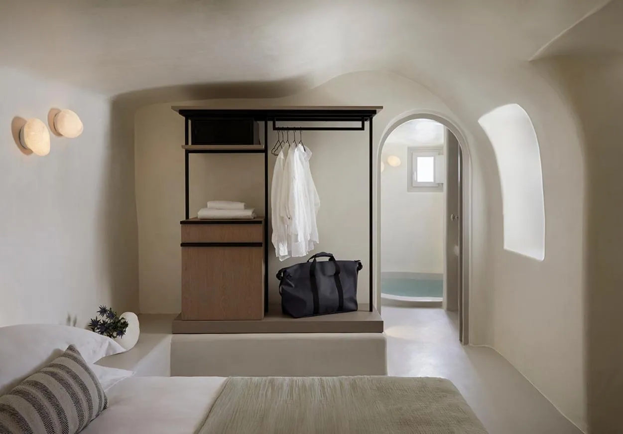 wardrobe, Bed in Atoles Retreat
