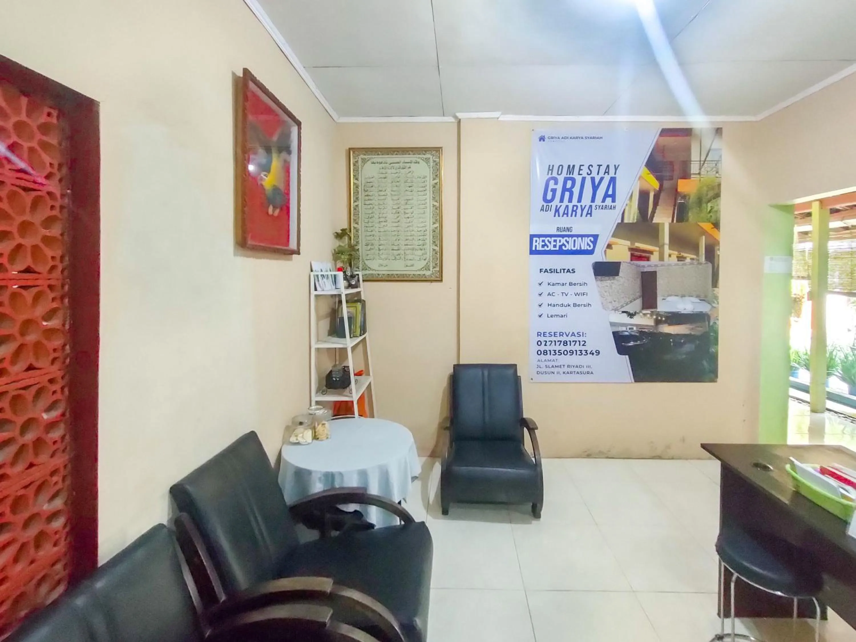 Seating area in RedDoorz Syariah at Graha Adi Karya Kartasura