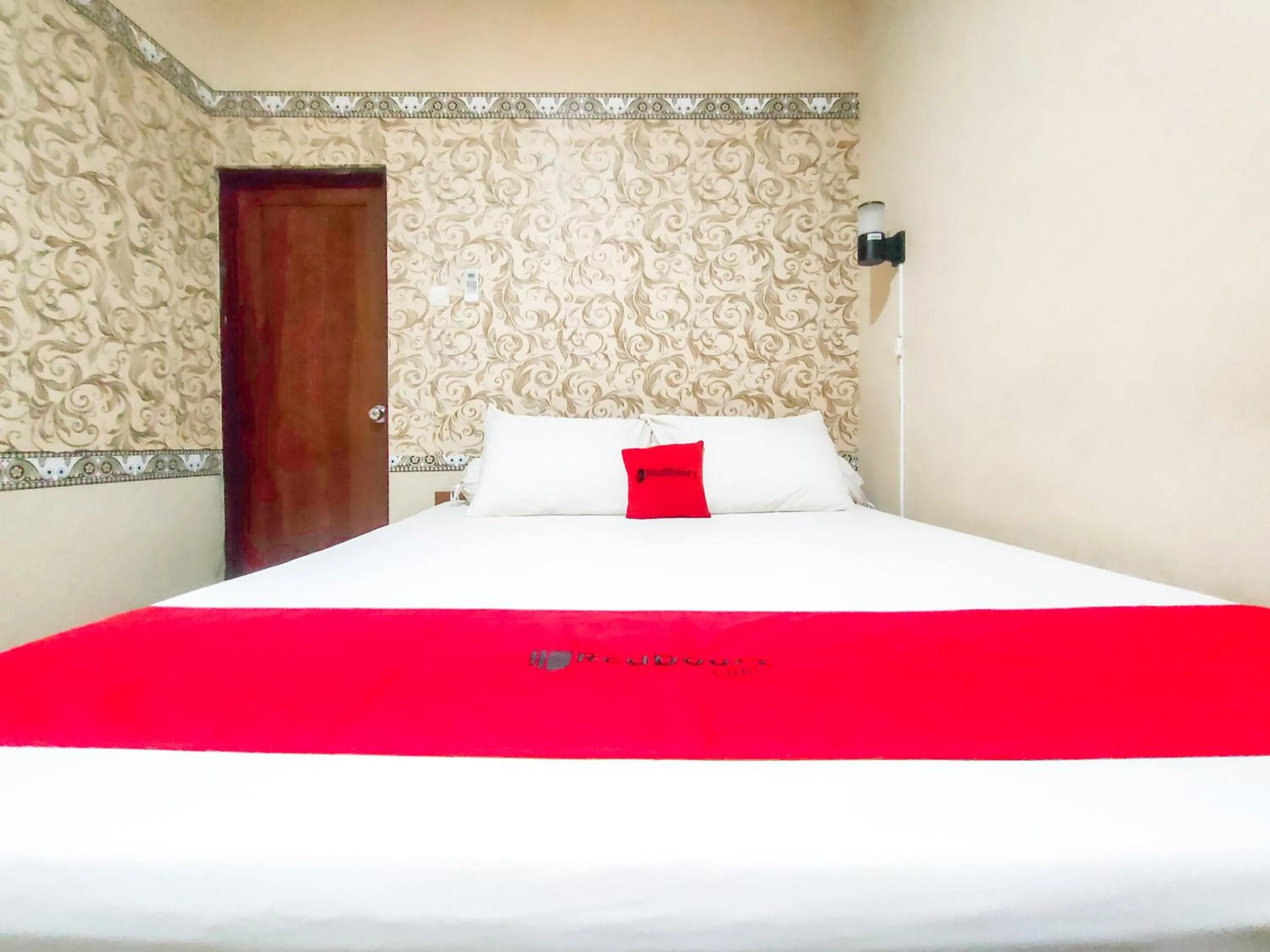 Bedroom, Bed in RedDoorz Syariah at Graha Adi Karya Kartasura