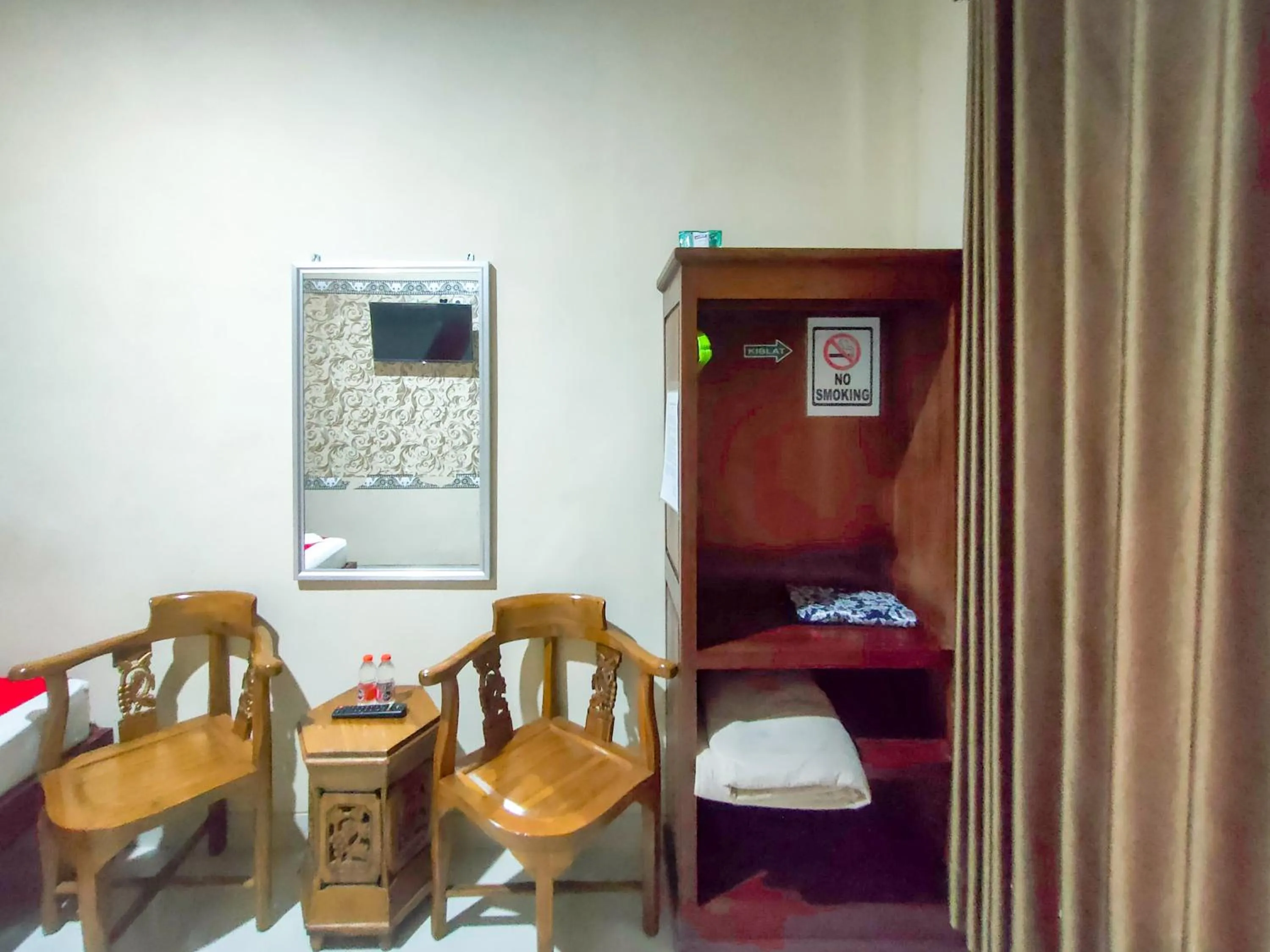 Seating area in RedDoorz Syariah at Graha Adi Karya Kartasura