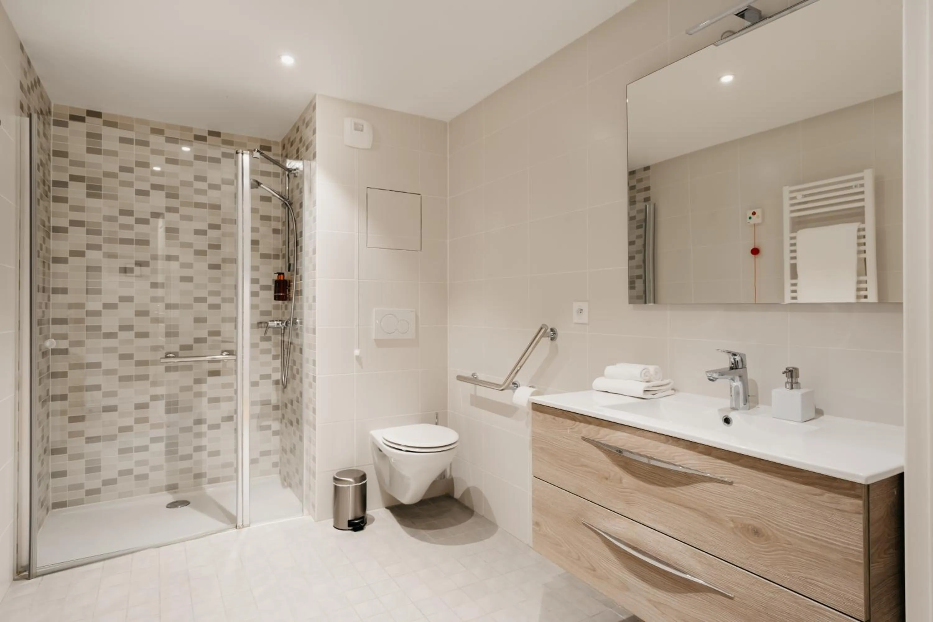 Bathroom in Edgar Suites Levallois – Jules Verne