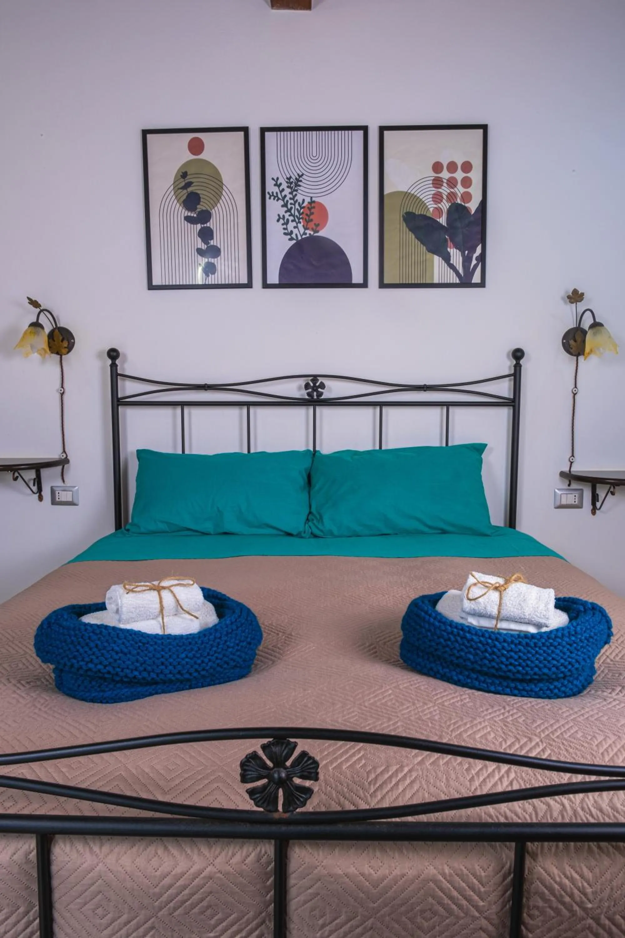 Photo of the whole room, Bed in Funtana'e Mari