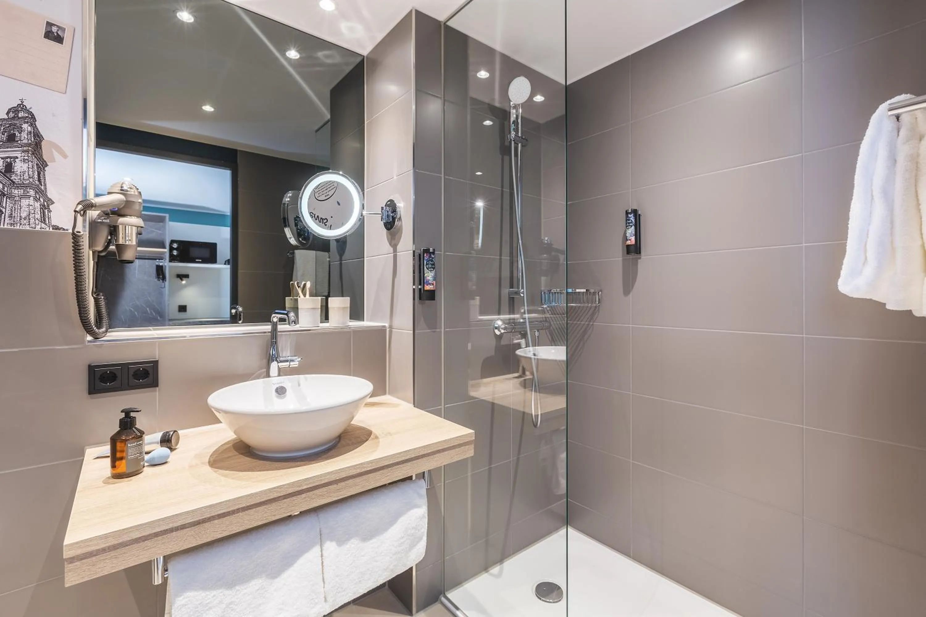 Shower in Holiday Inn - the niu, Cure Erlangen by IHG