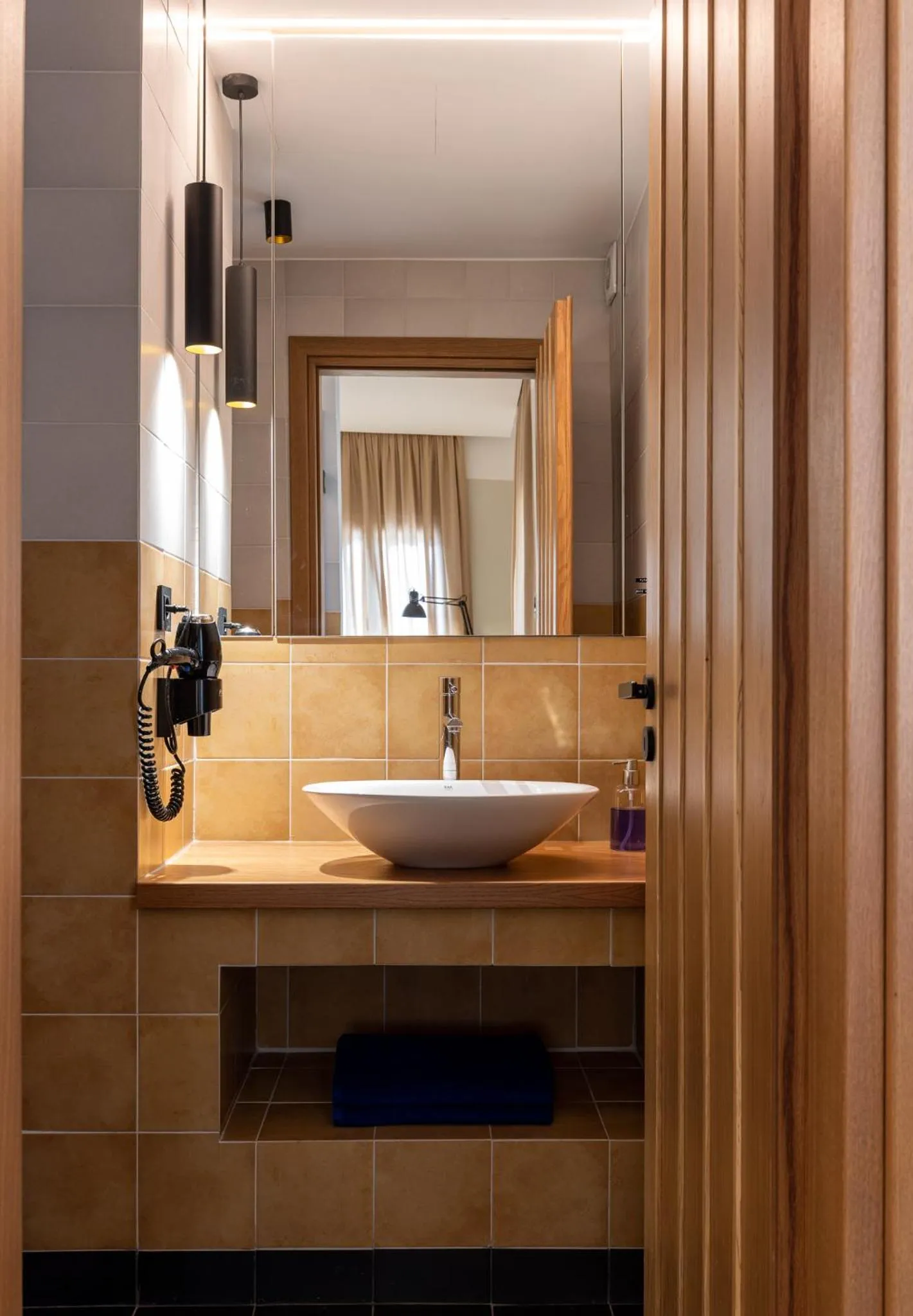 Bathroom in Flâneur