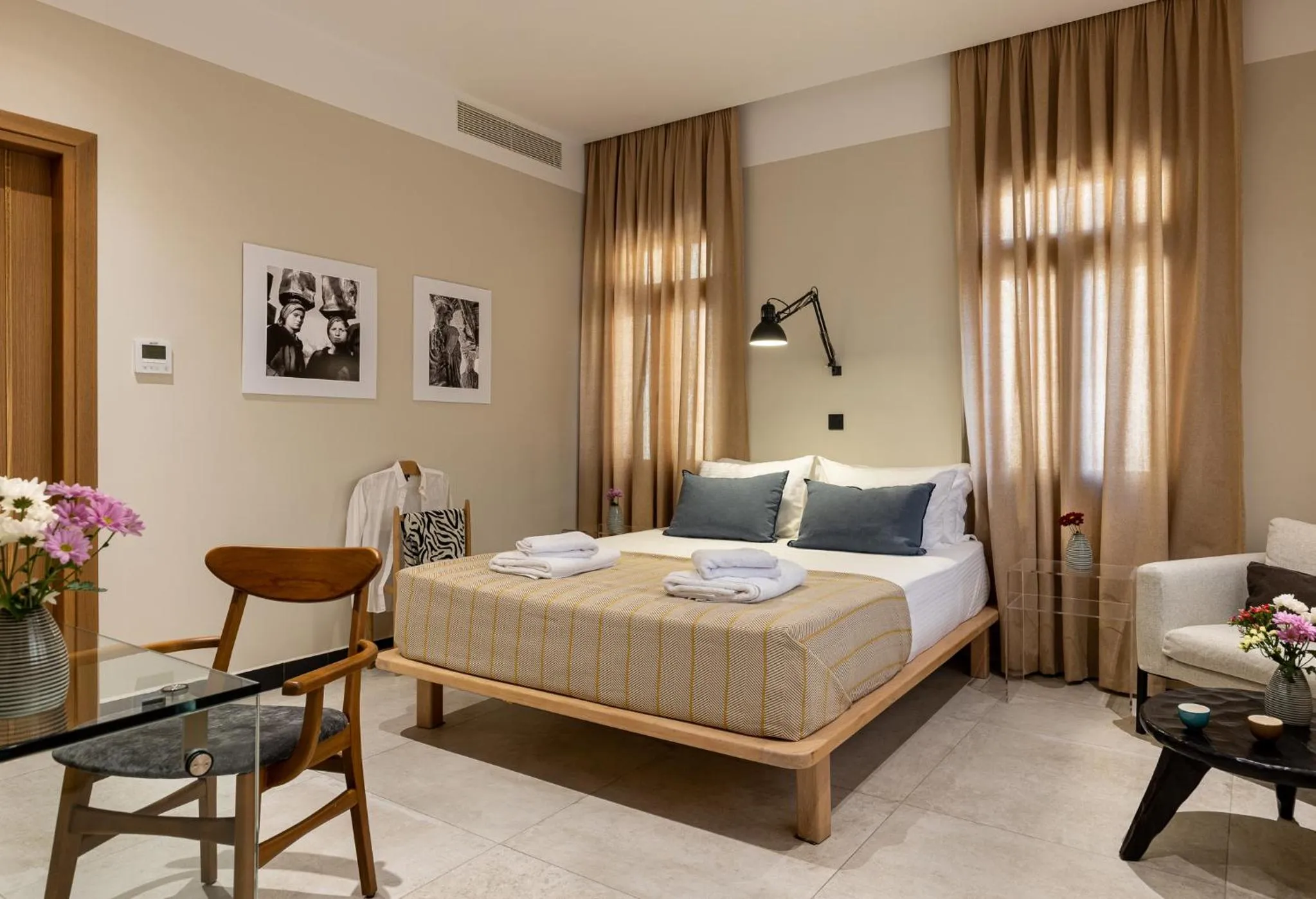 Photo of the whole room, Bed in Flâneur