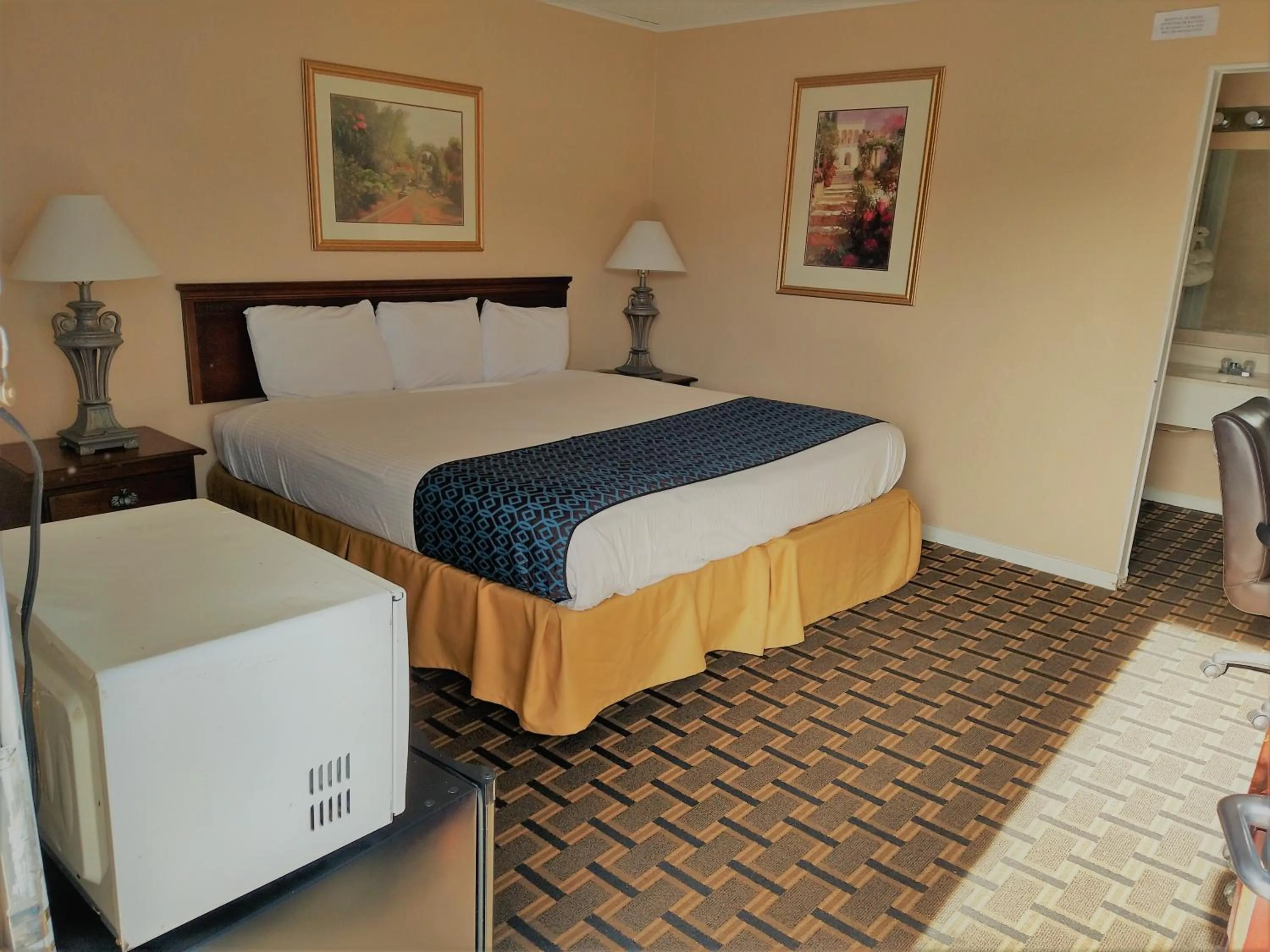 Photo of the whole room, Bed in Grandview Plaza Inn