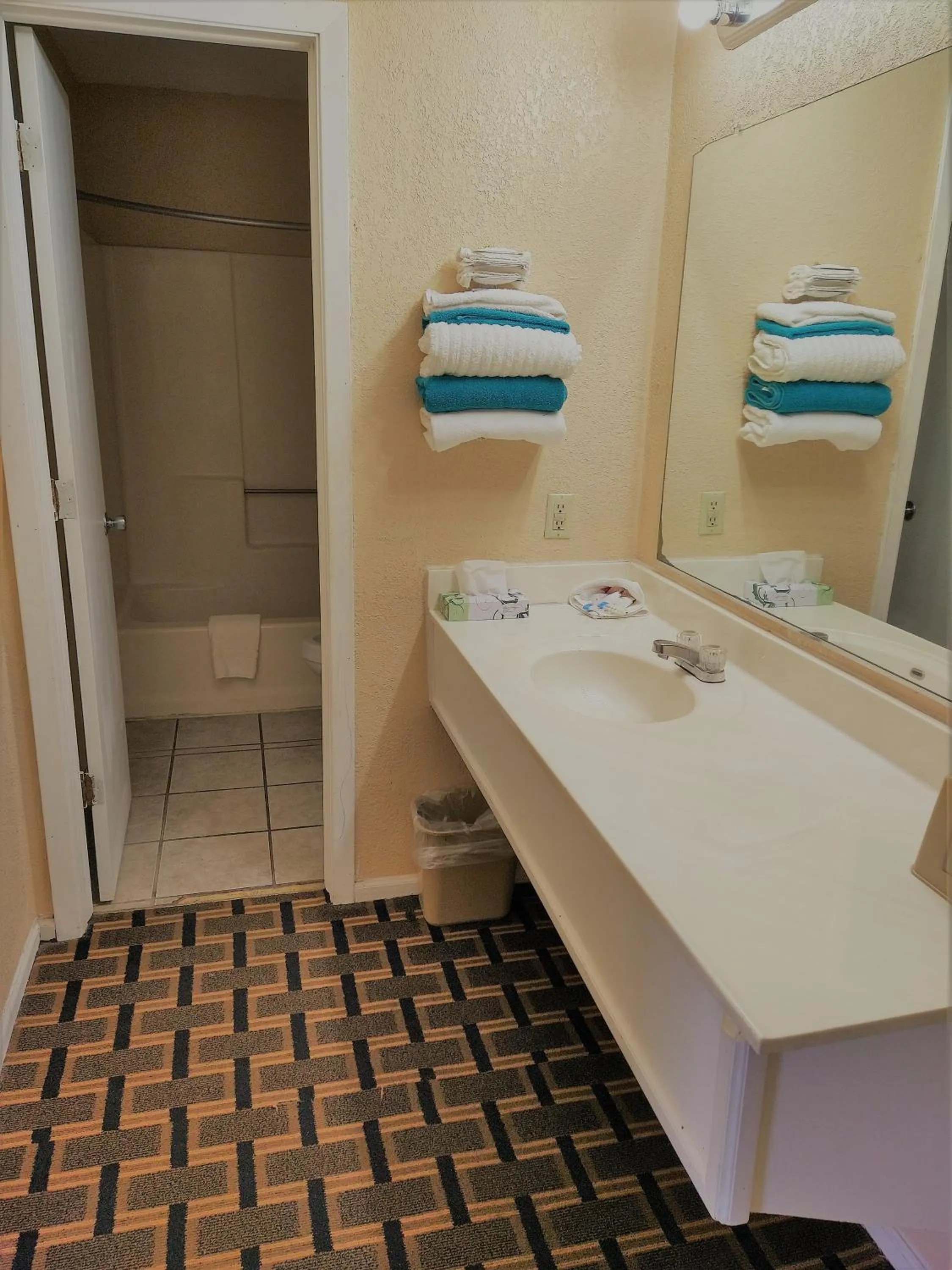 Bathroom in Grandview Plaza Inn