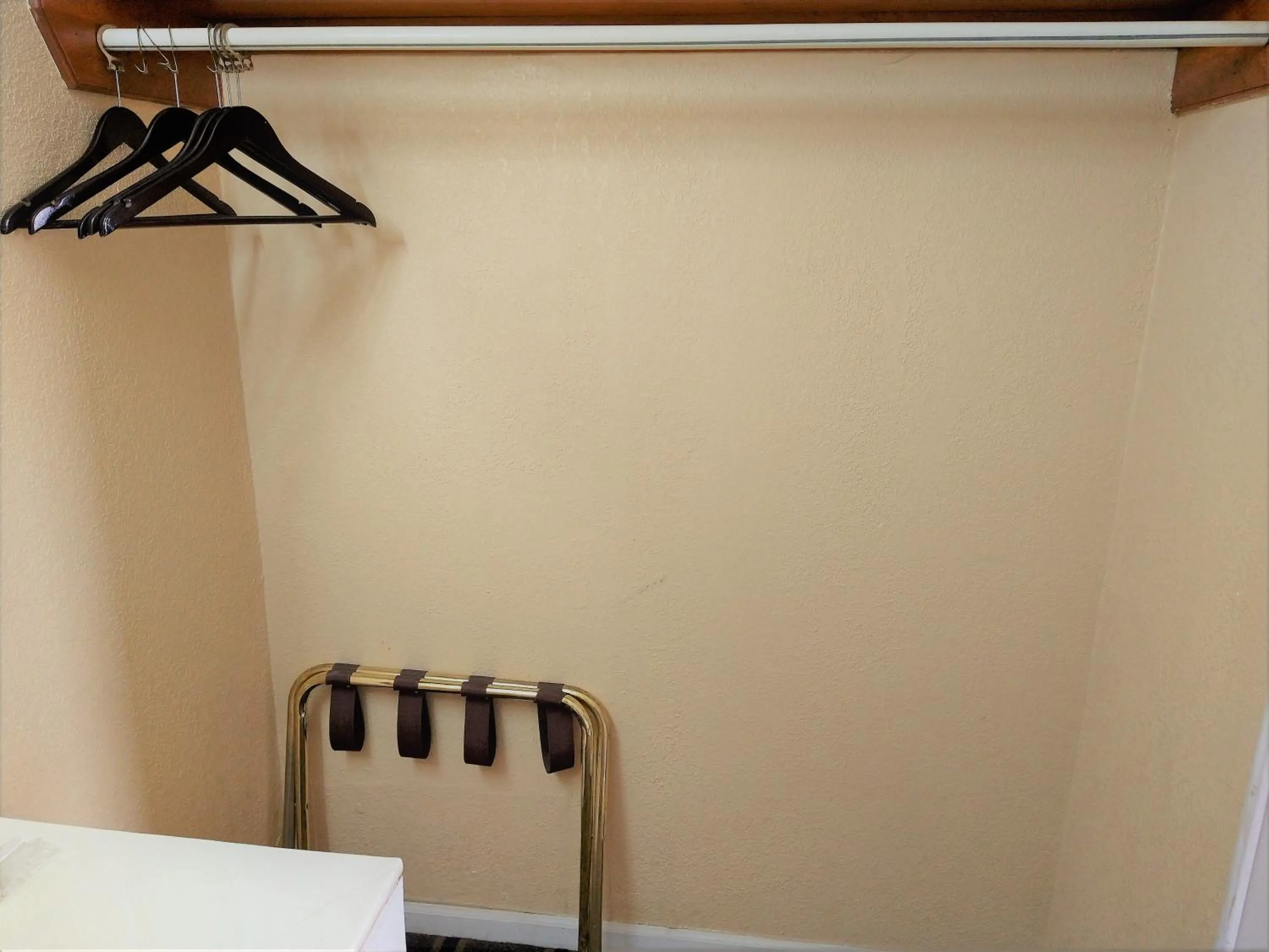 wardrobe in Grandview Plaza Inn