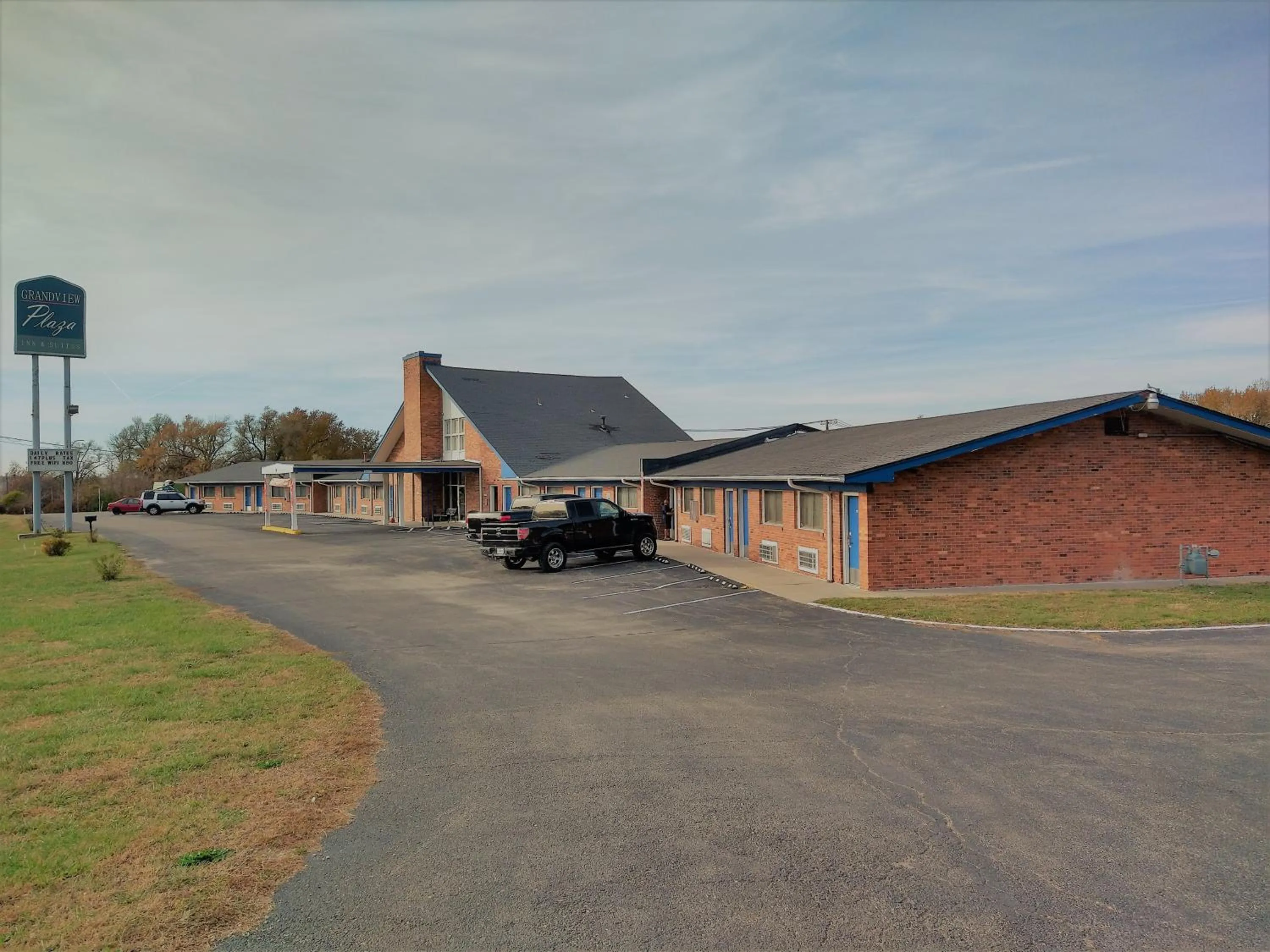 Parking in Grandview Plaza Inn