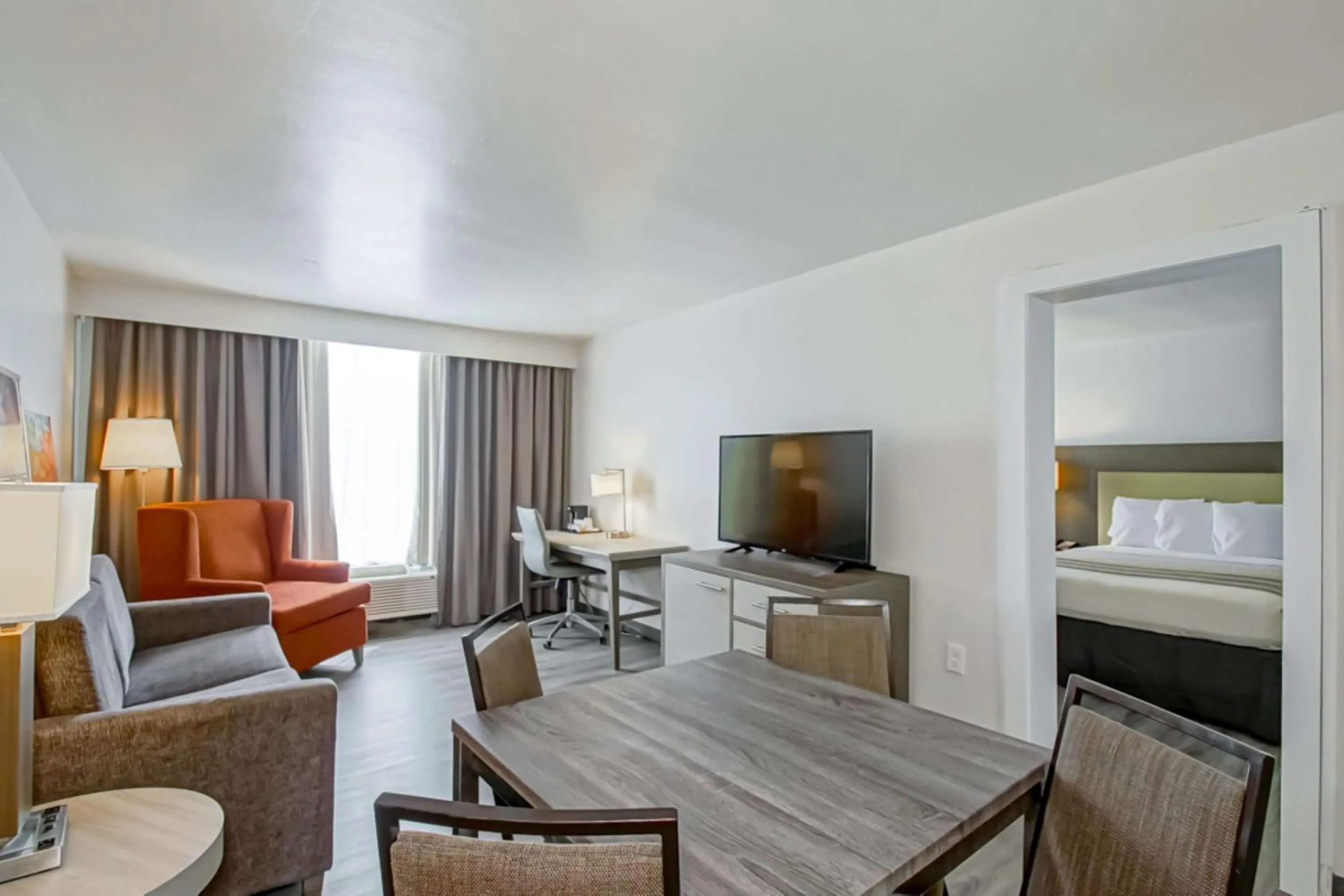 Bedroom in Country Inn & Suites by Radisson, New Orleans I-10 East, LA