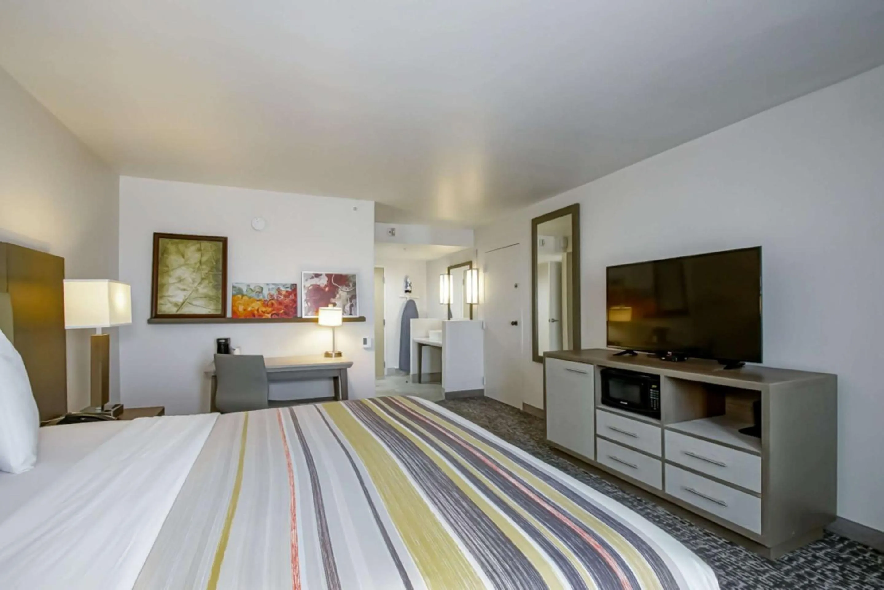 Bedroom in Country Inn & Suites by Radisson, New Orleans I-10 East, LA