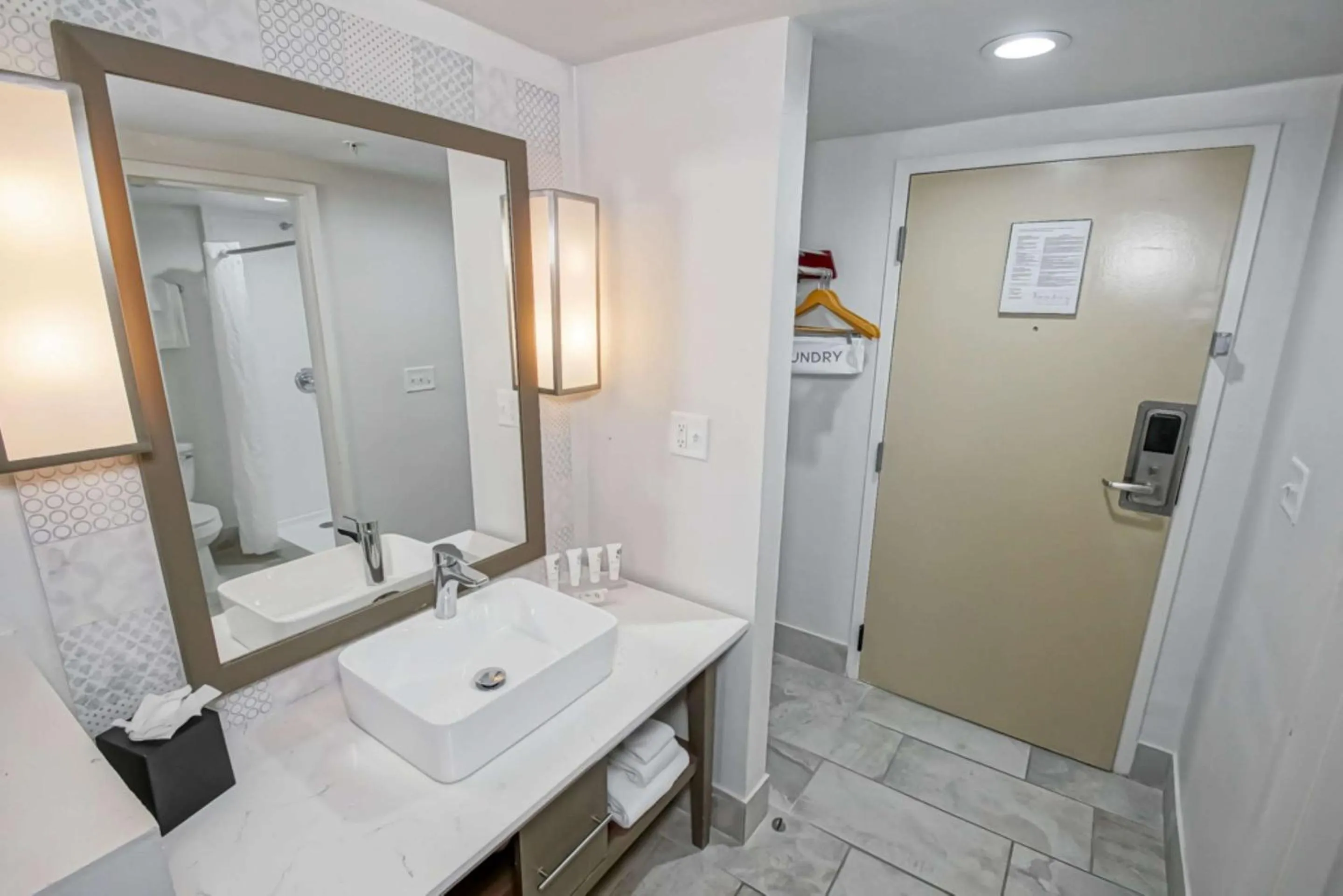 Bedroom in Country Inn & Suites by Radisson, New Orleans I-10 East, LA