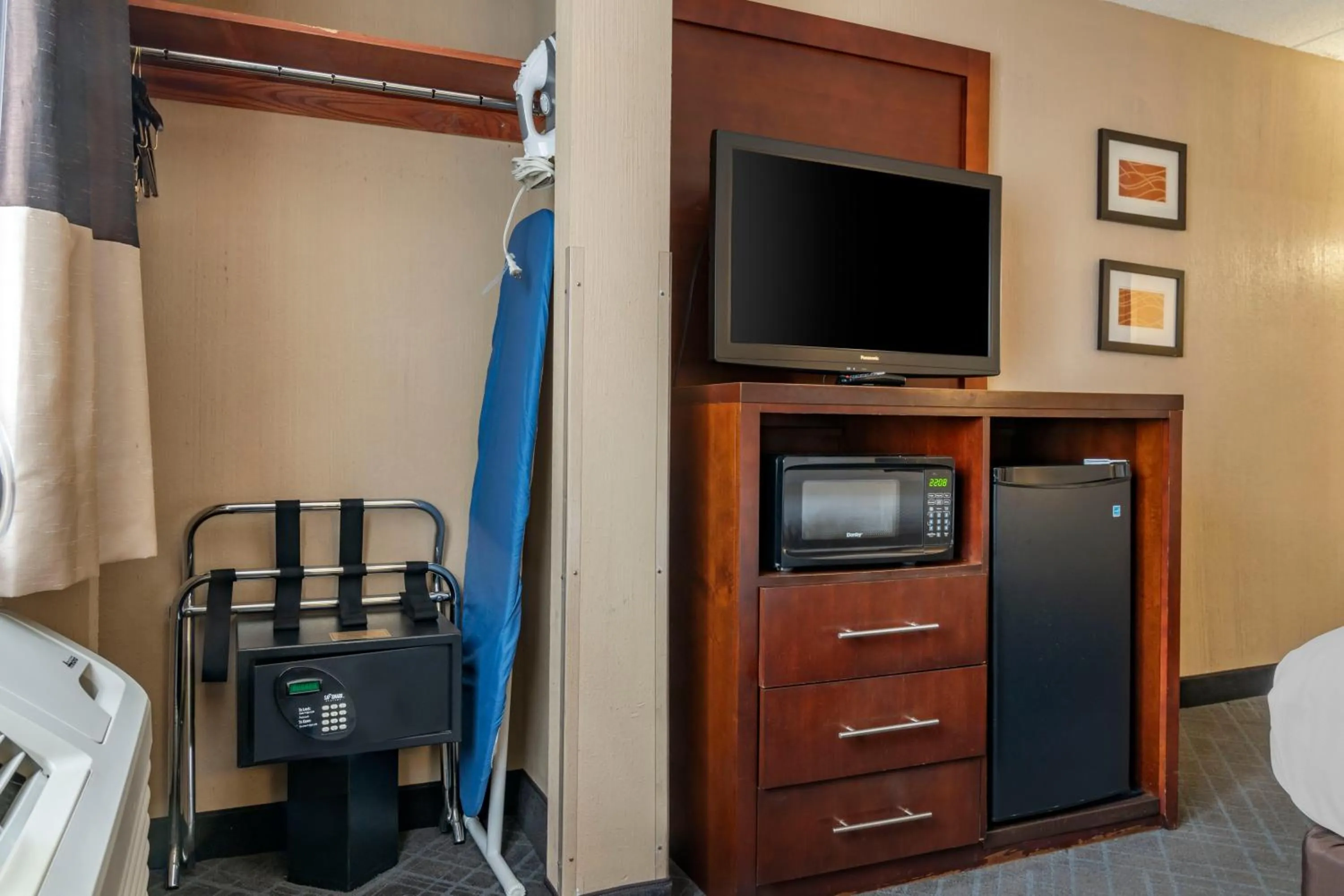 TV and multimedia, Bed in Comfort Inn University