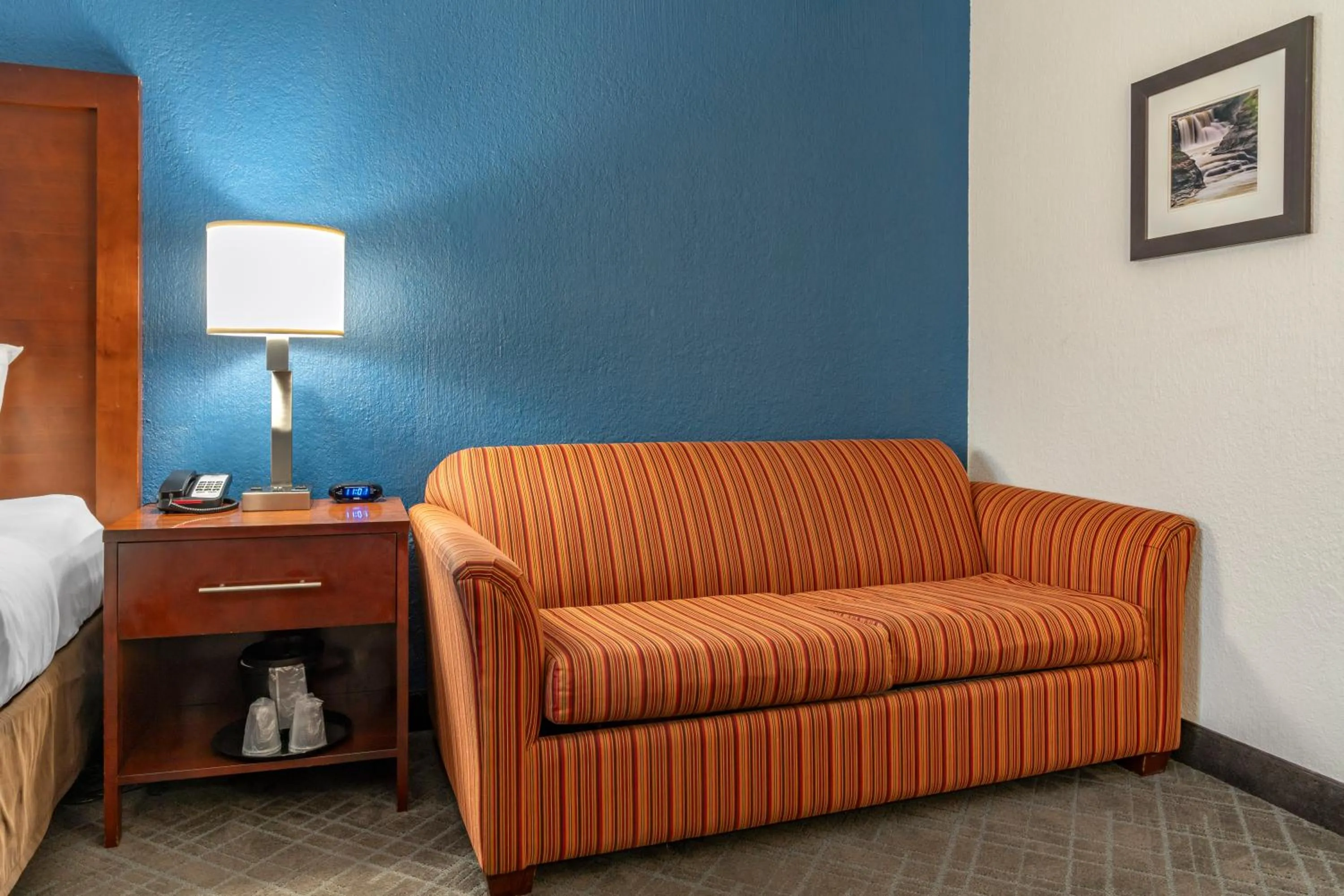 Living room, Bed in Comfort Inn University