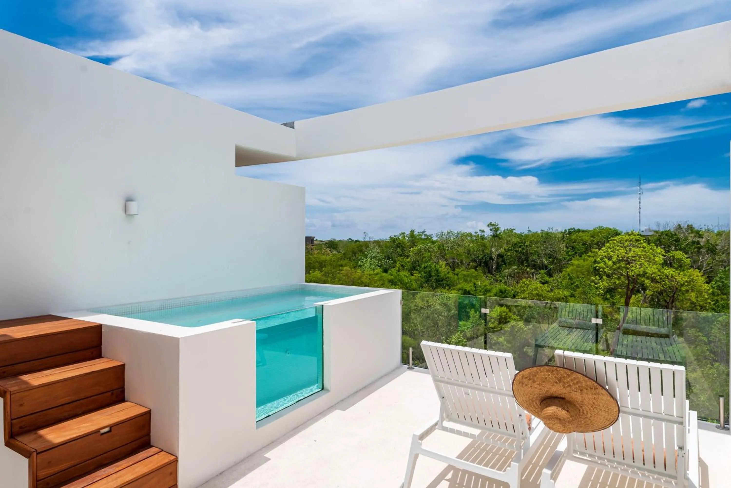 Swimming pool in Central Park Lagunas by Sandy Powerful