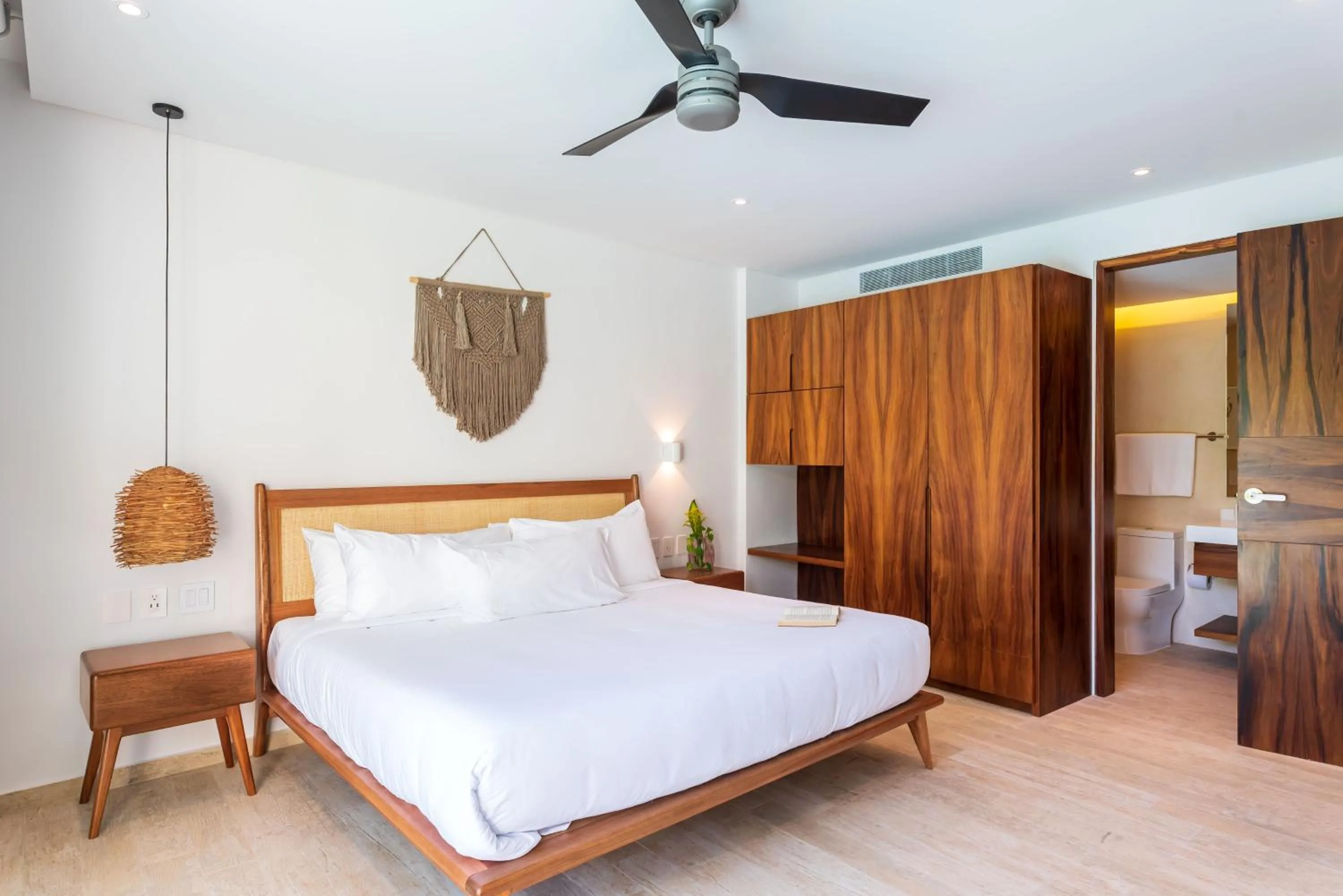 Bedroom, Bed in Central Park Lagunas by Sandy Powerful