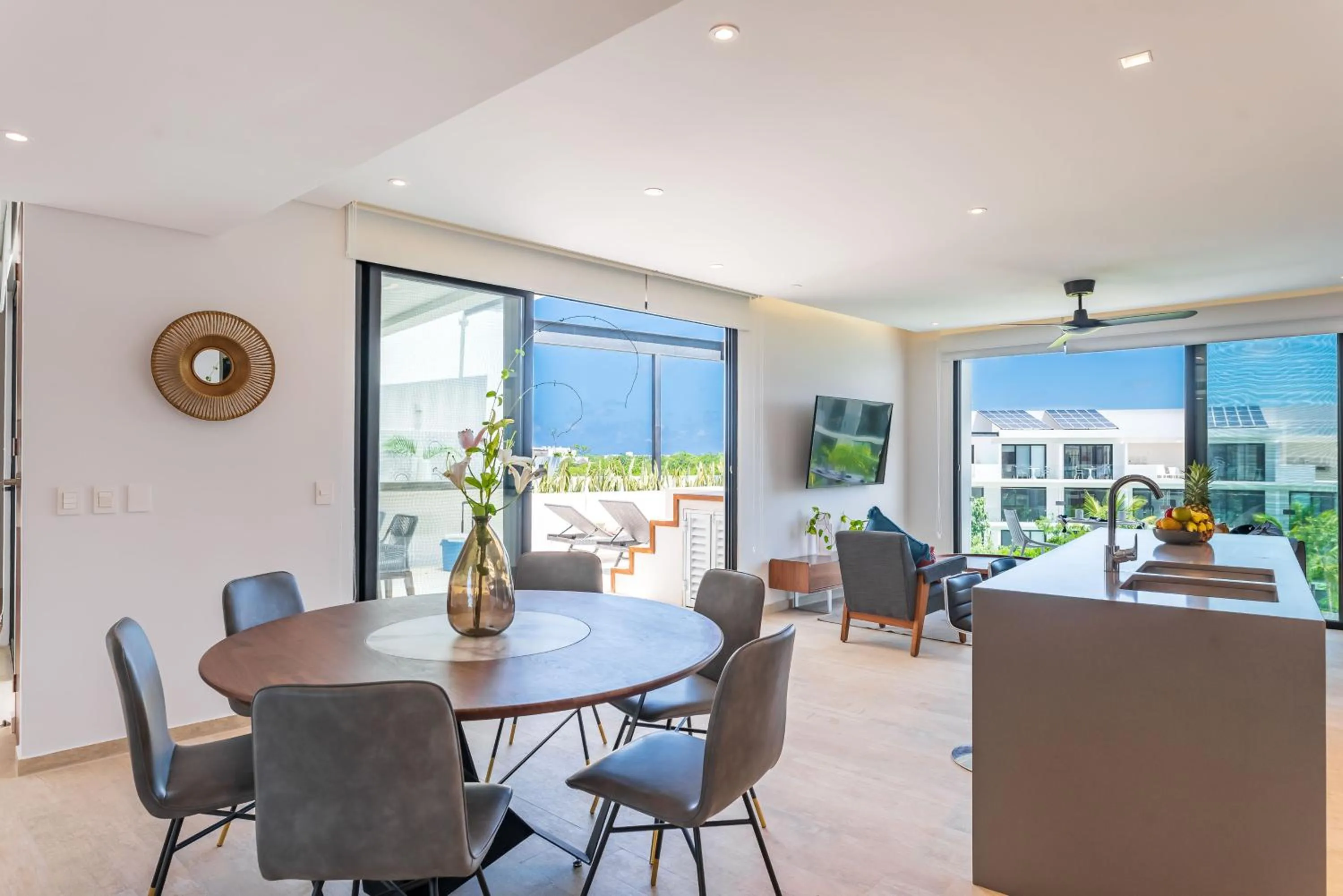 Dining area in Central Park Lagunas by Sandy Powerful