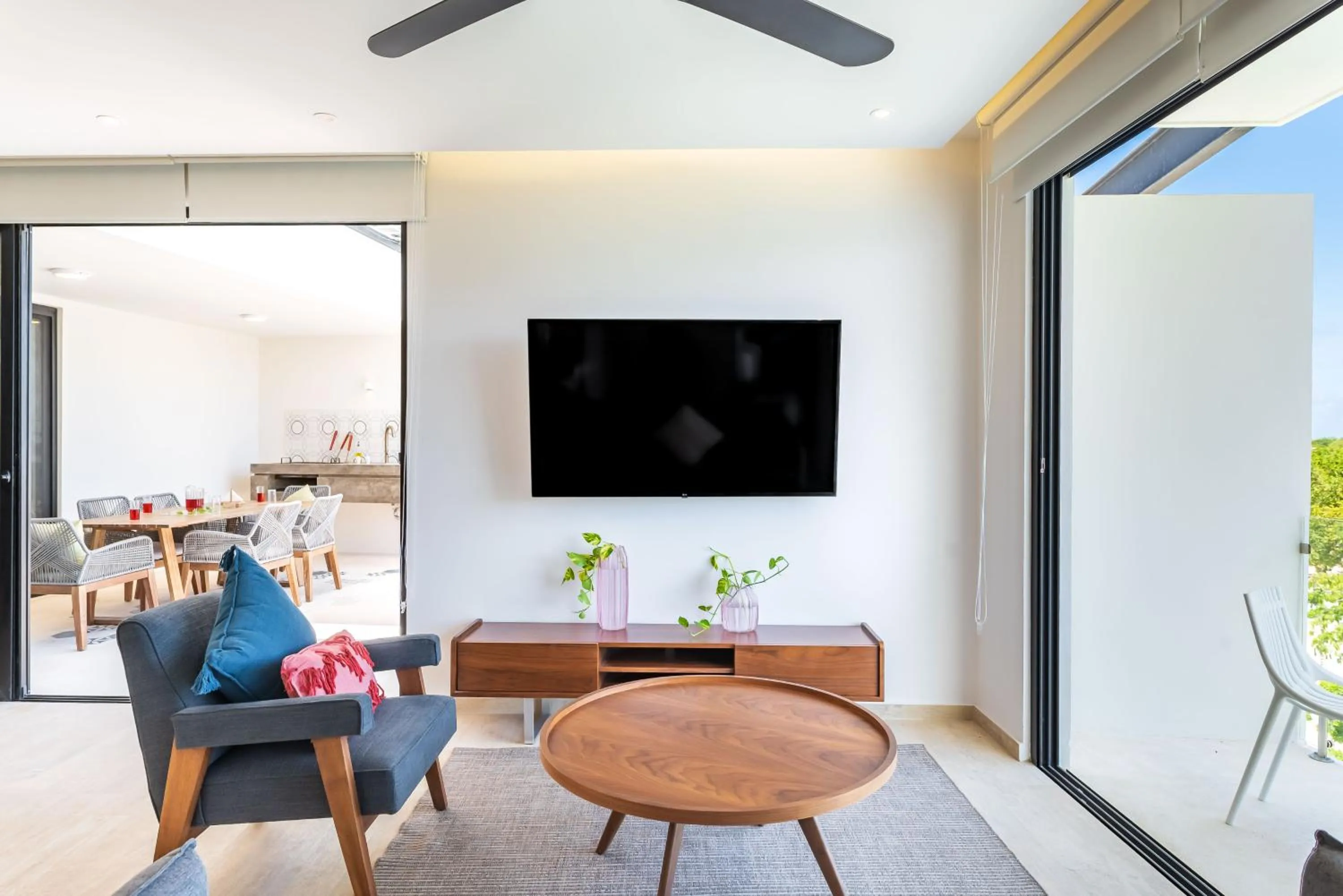 Communal lounge/ TV room in Central Park Lagunas by Sandy Powerful