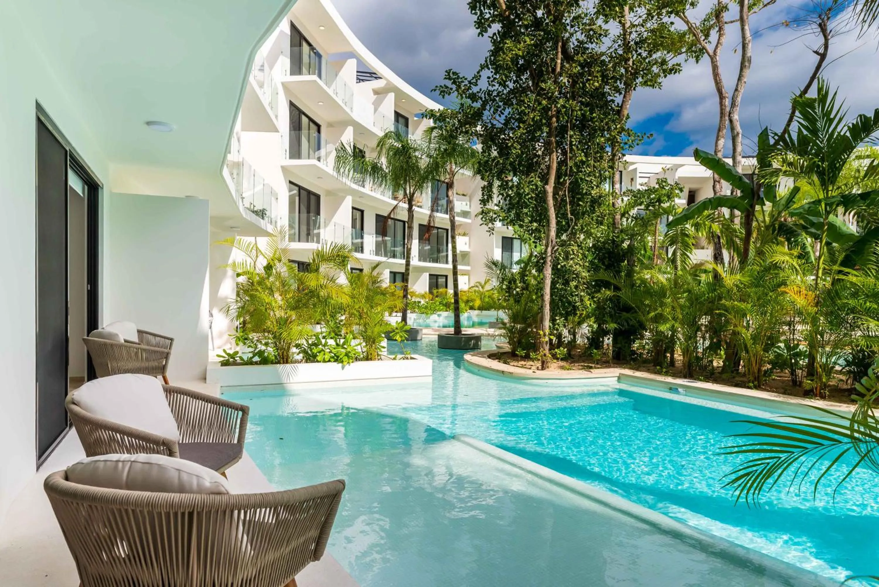 Swimming pool in Central Park Lagunas by Sandy Powerful