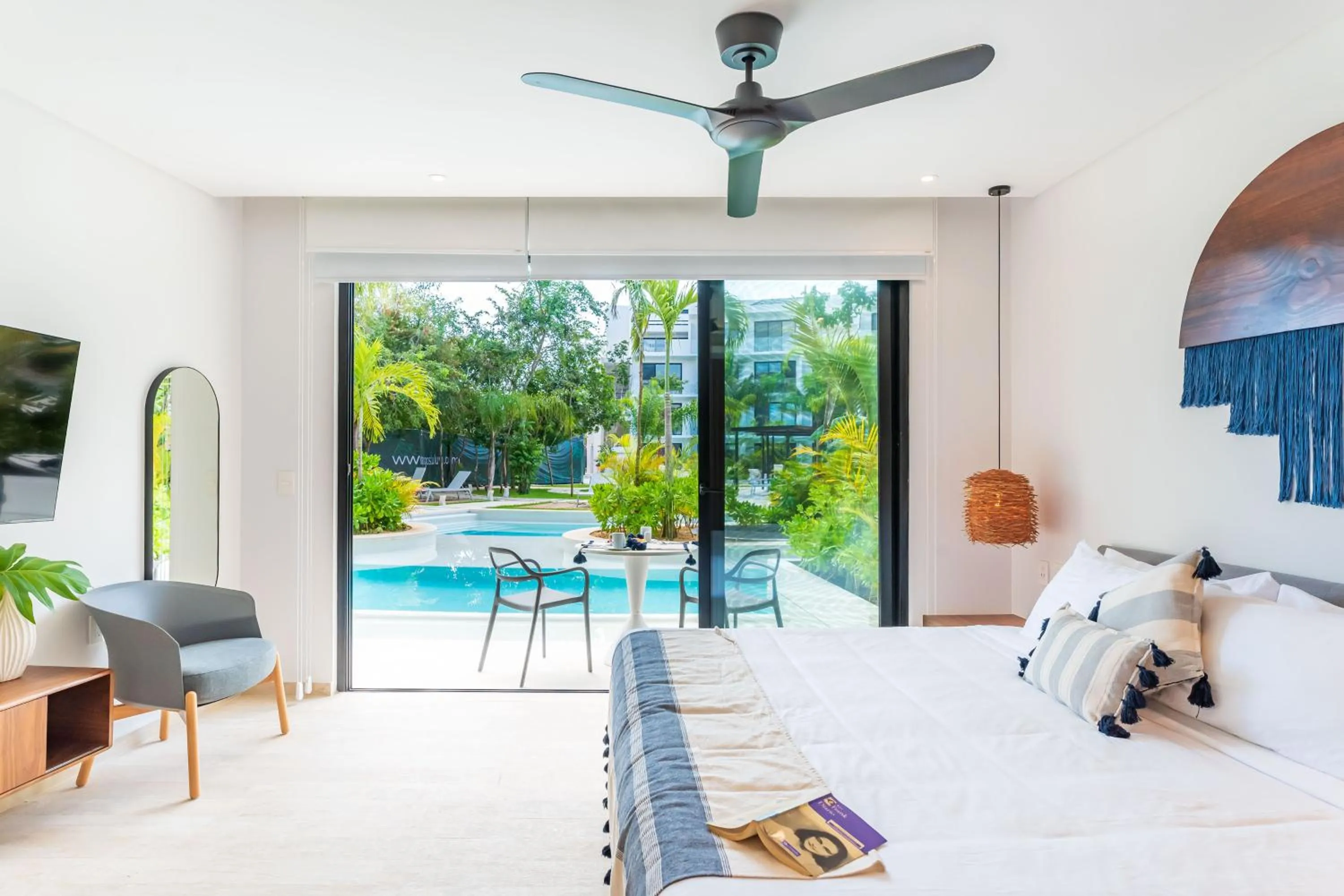 Pool view, Bed in Central Park Lagunas by Sandy Powerful